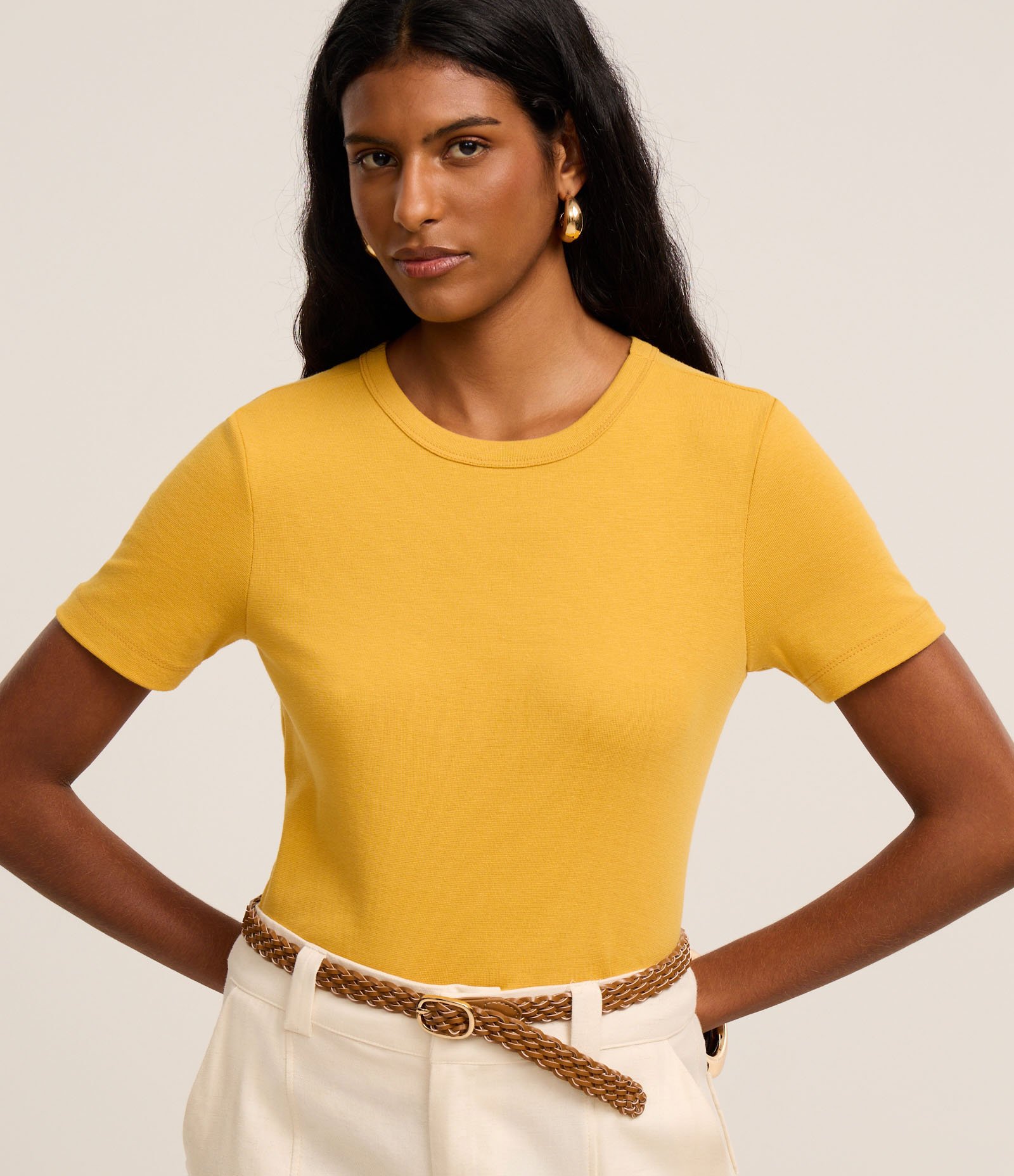 Blusa Básica Ajustada em Ribana com Gola Redonda Mostarda 1