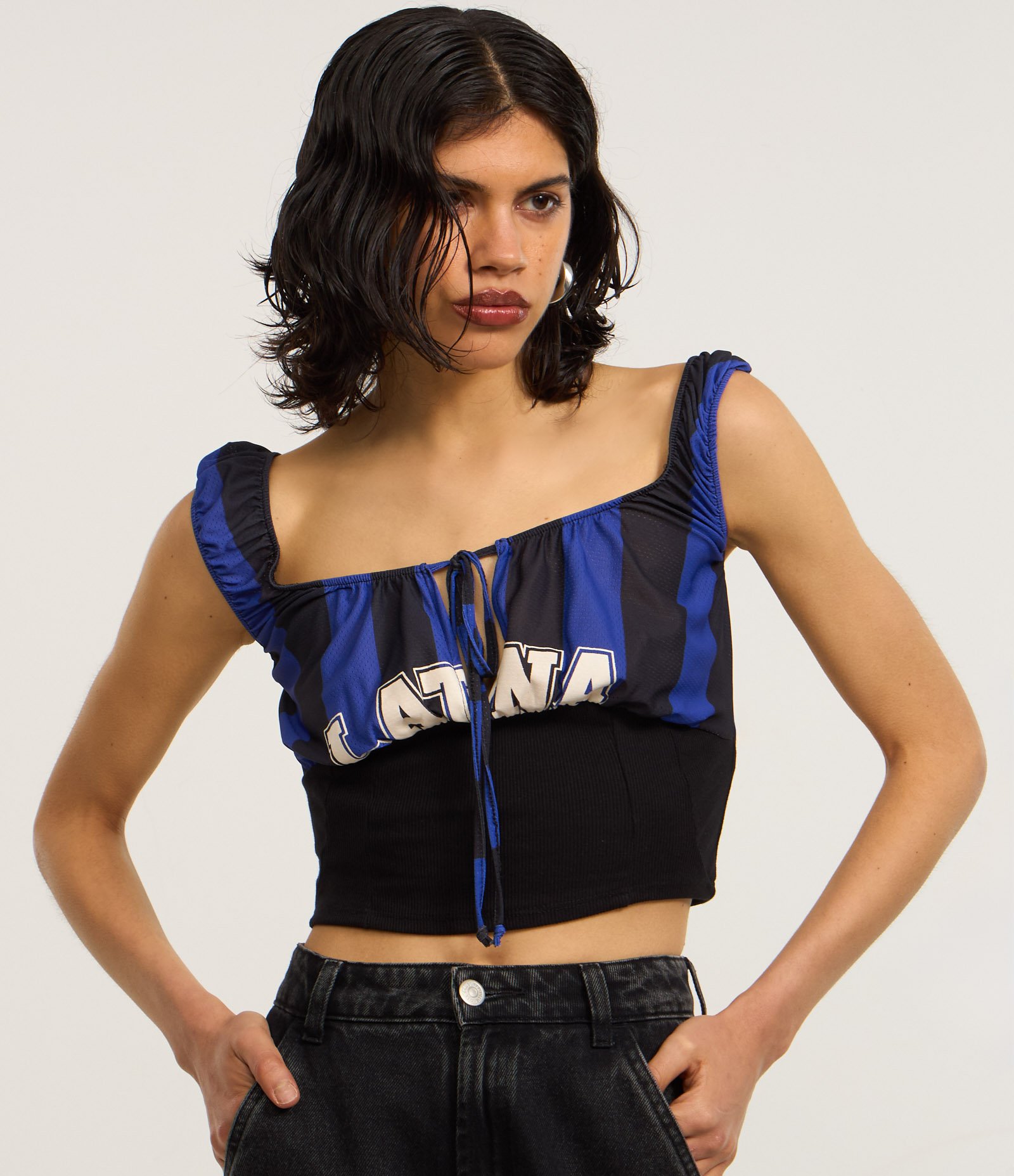 Blusa Corset Sportcore Listrada e Lettering Latina Preto/Azul 2