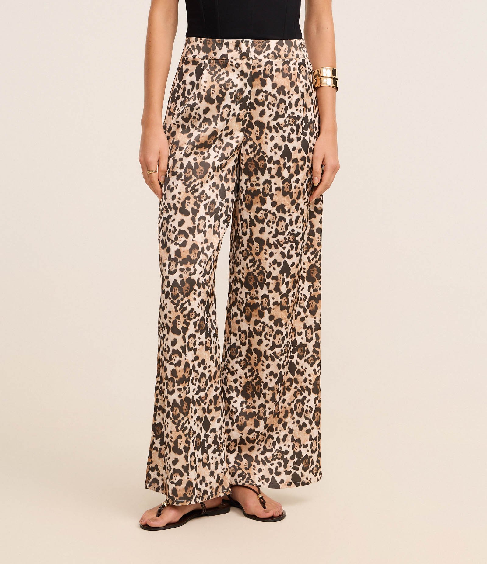 Calça Acetinada em Animal Print com Pregas Marrom 2