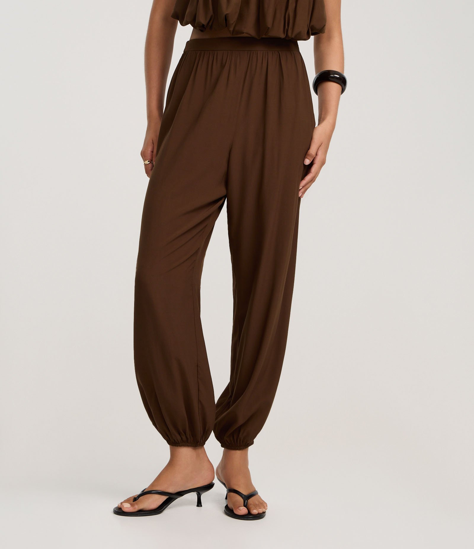 Calça Aladim Ballon Acetinada com Elástico na Barra Marrom 3