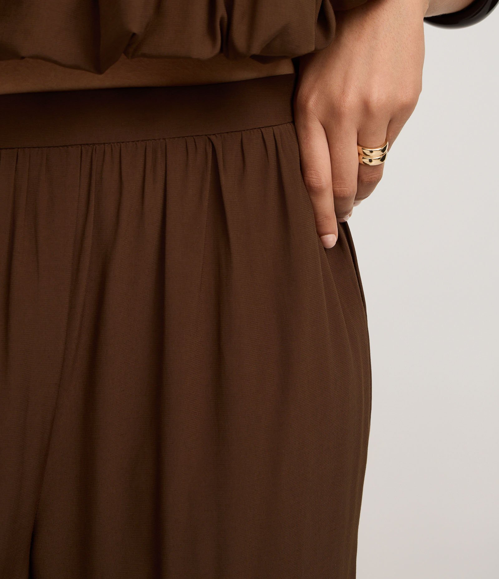 Calça Aladim Ballon Acetinada com Elástico na Barra Marrom 4