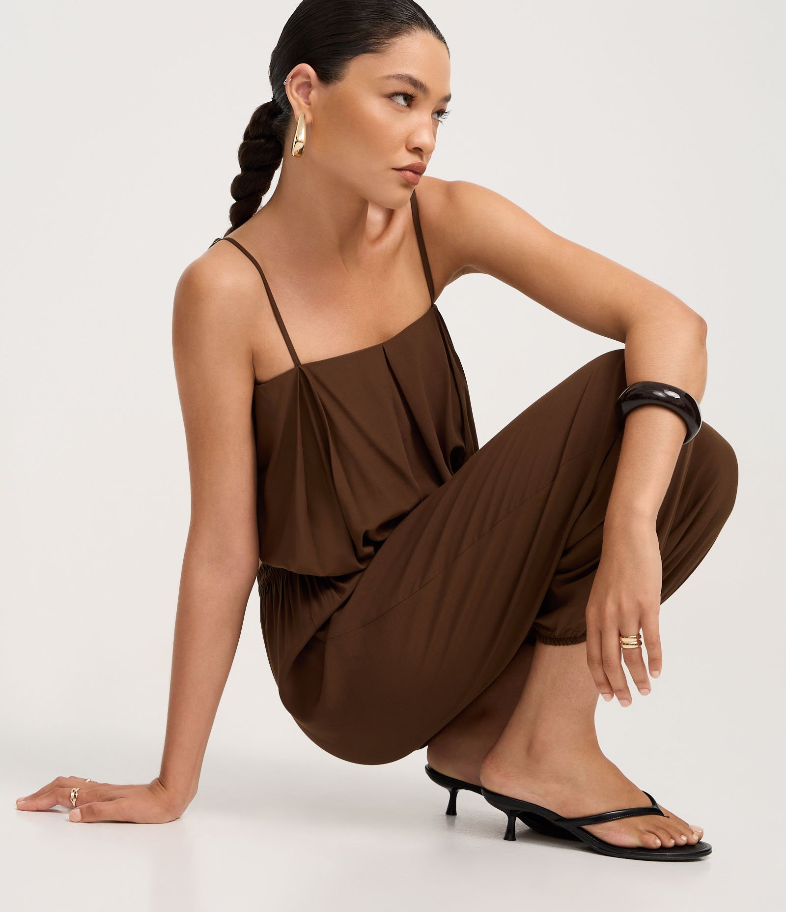 Calça Aladim Ballon Acetinada com Elástico na Barra Marrom 5