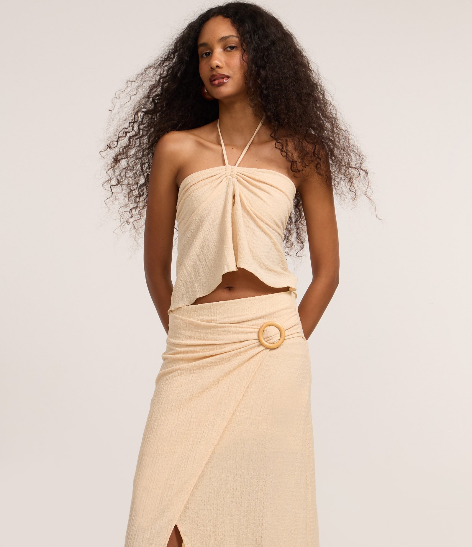 Saia Long Midi Evasê com Fivela Redonda Lateral e Fenda Bege 2