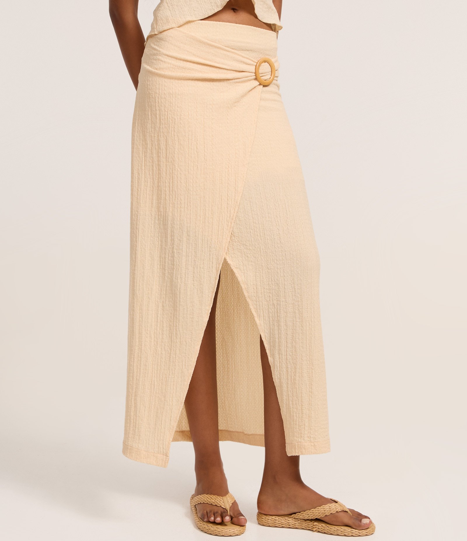 Saia Long Midi Evasê com Fivela Redonda Lateral e Fenda Bege 3