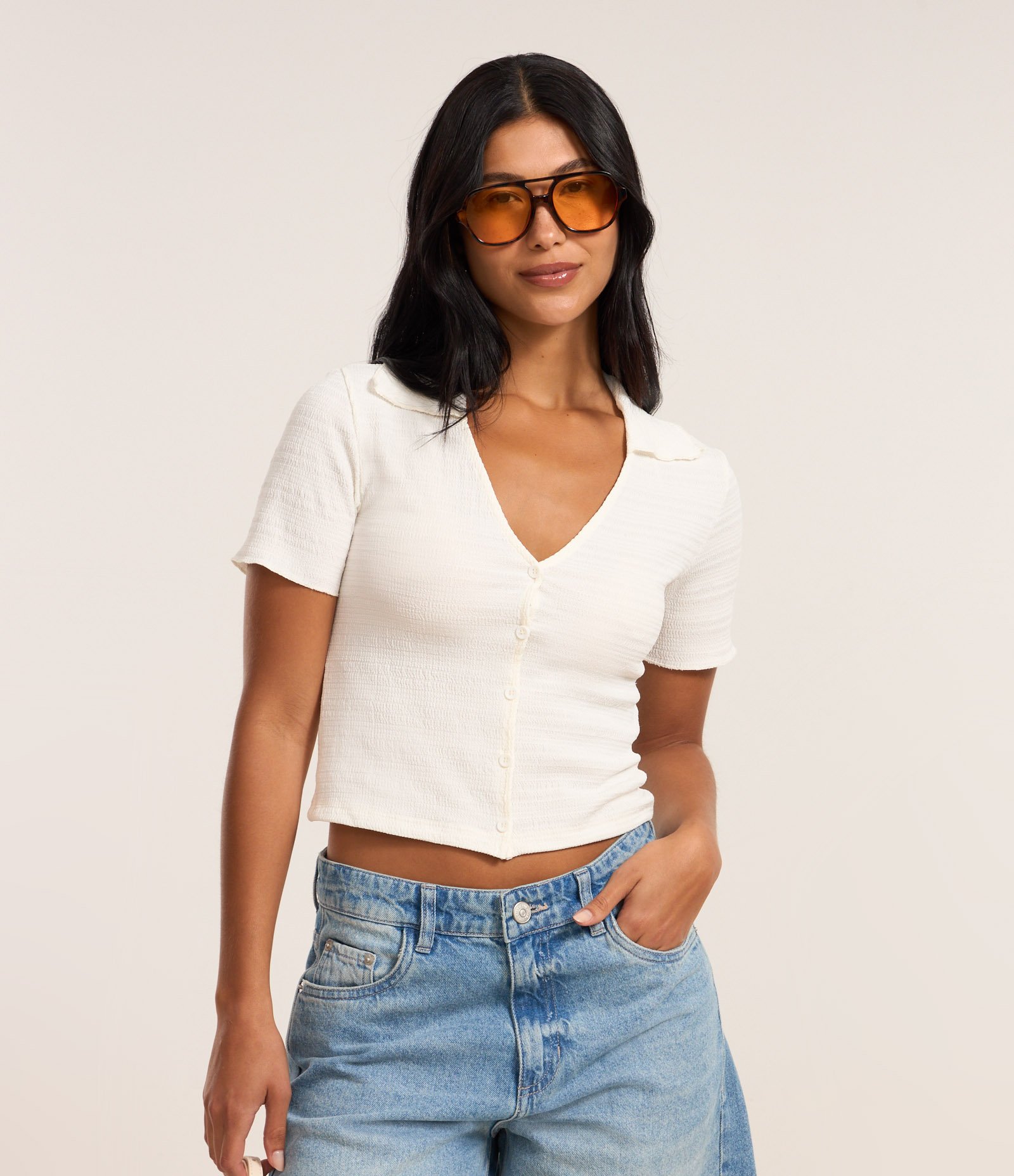 Blusa Polo com Textura e Abotoamento Frontal Bege 1