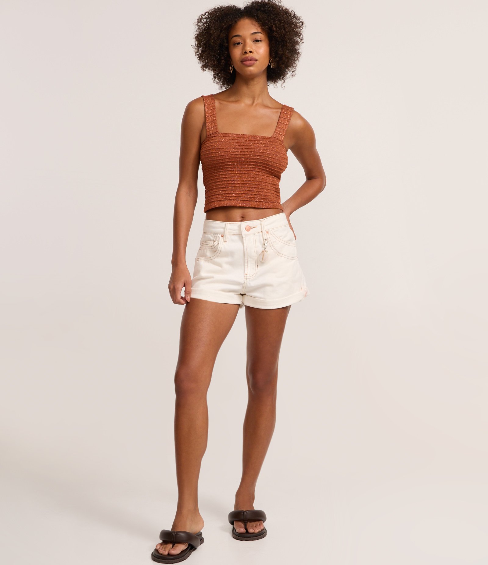 Blusa Cropped em Tricô com Brilhos e Texturizada Marrom 2