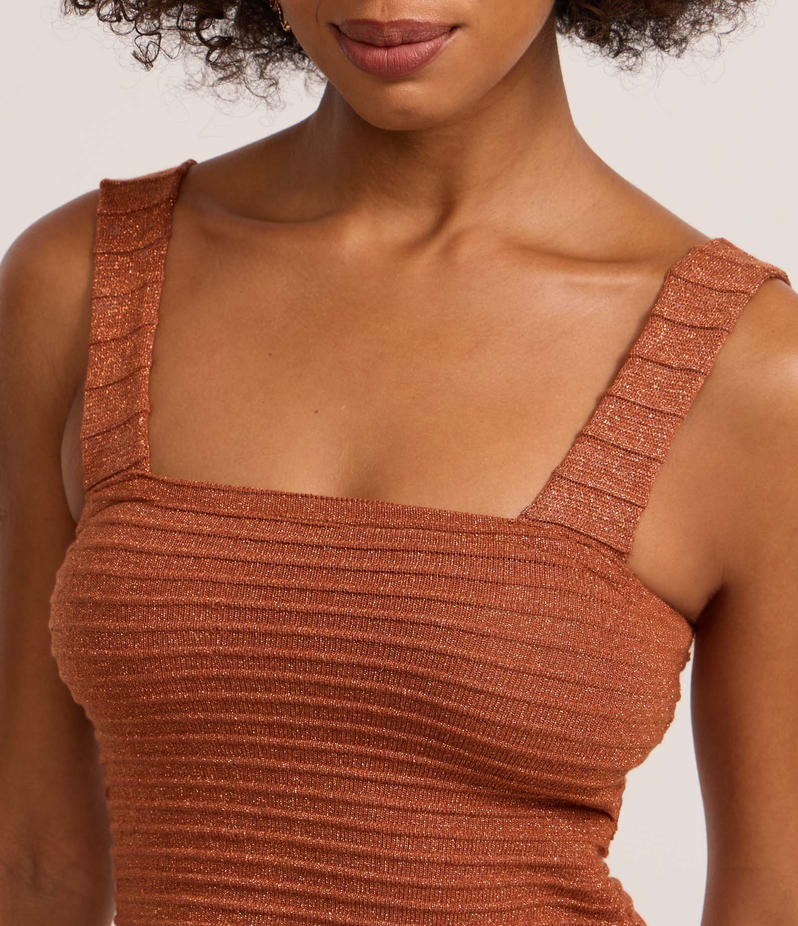 Blusa Cropped em Tricô com Brilhos e Texturizada Marrom 3