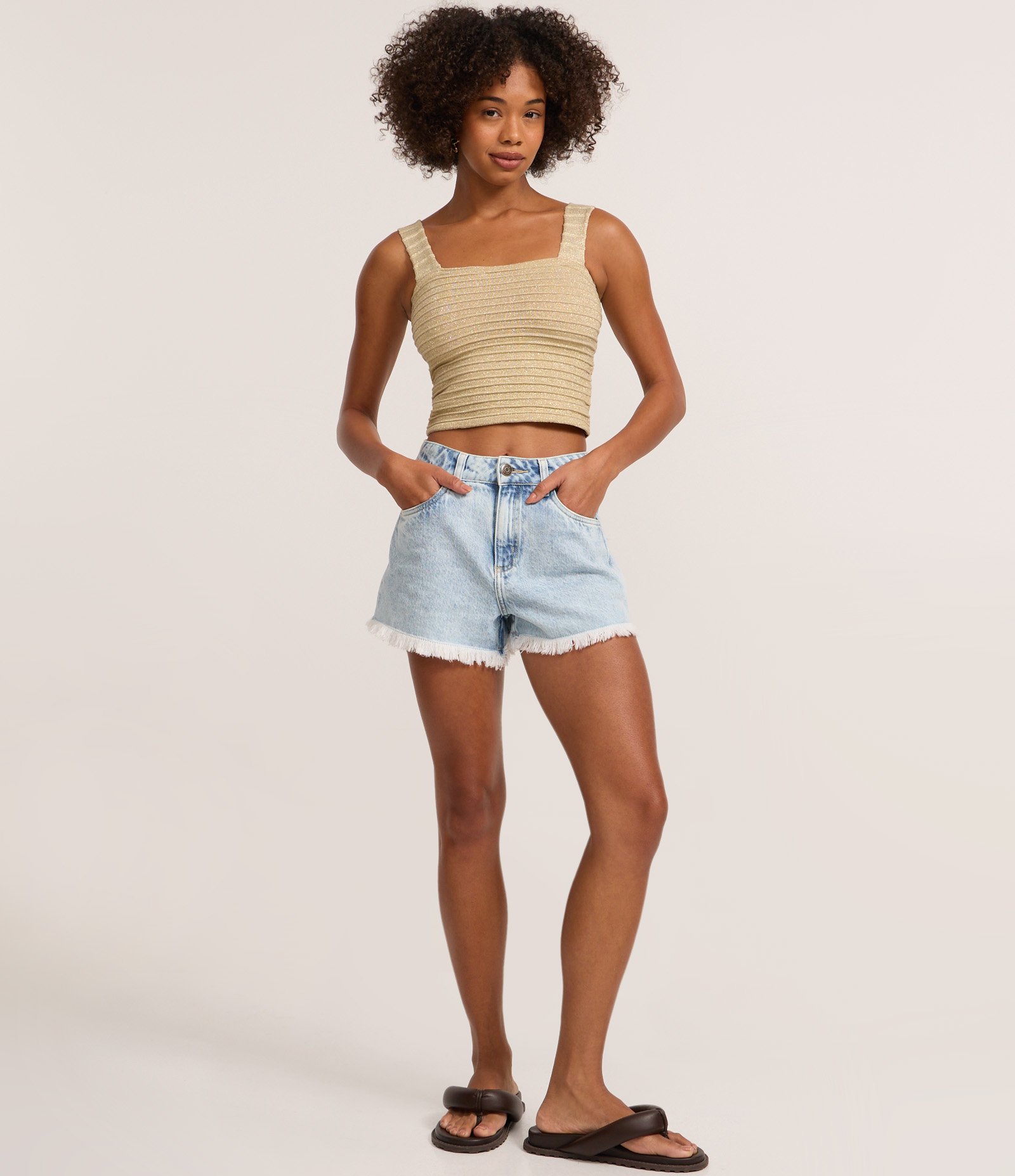 Blusa Cropped em Tricô com Brilhos e Texturizada Bege 2