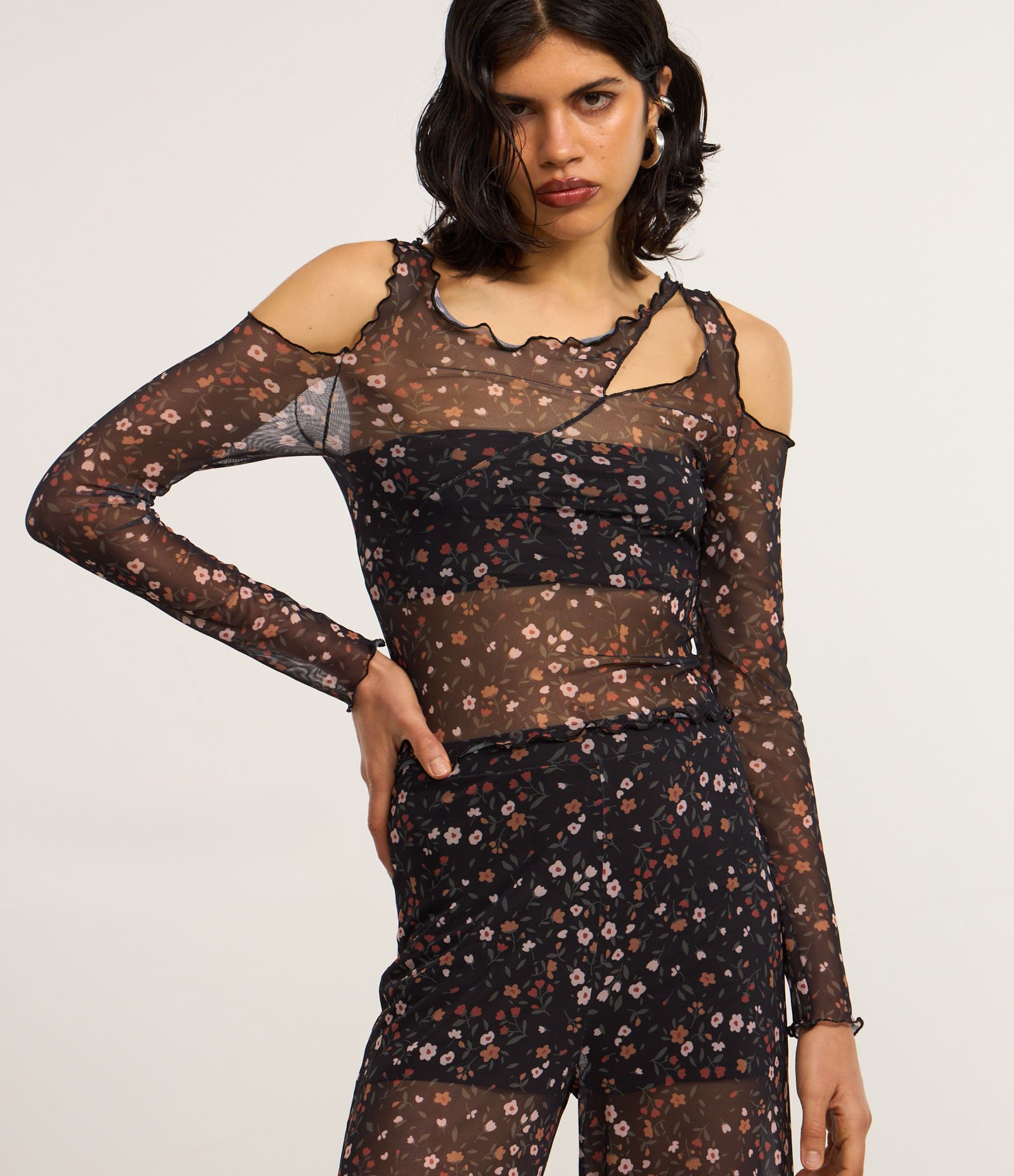 Blusa em Tule Floral com Cut Out e Borda Frufu Preto 1