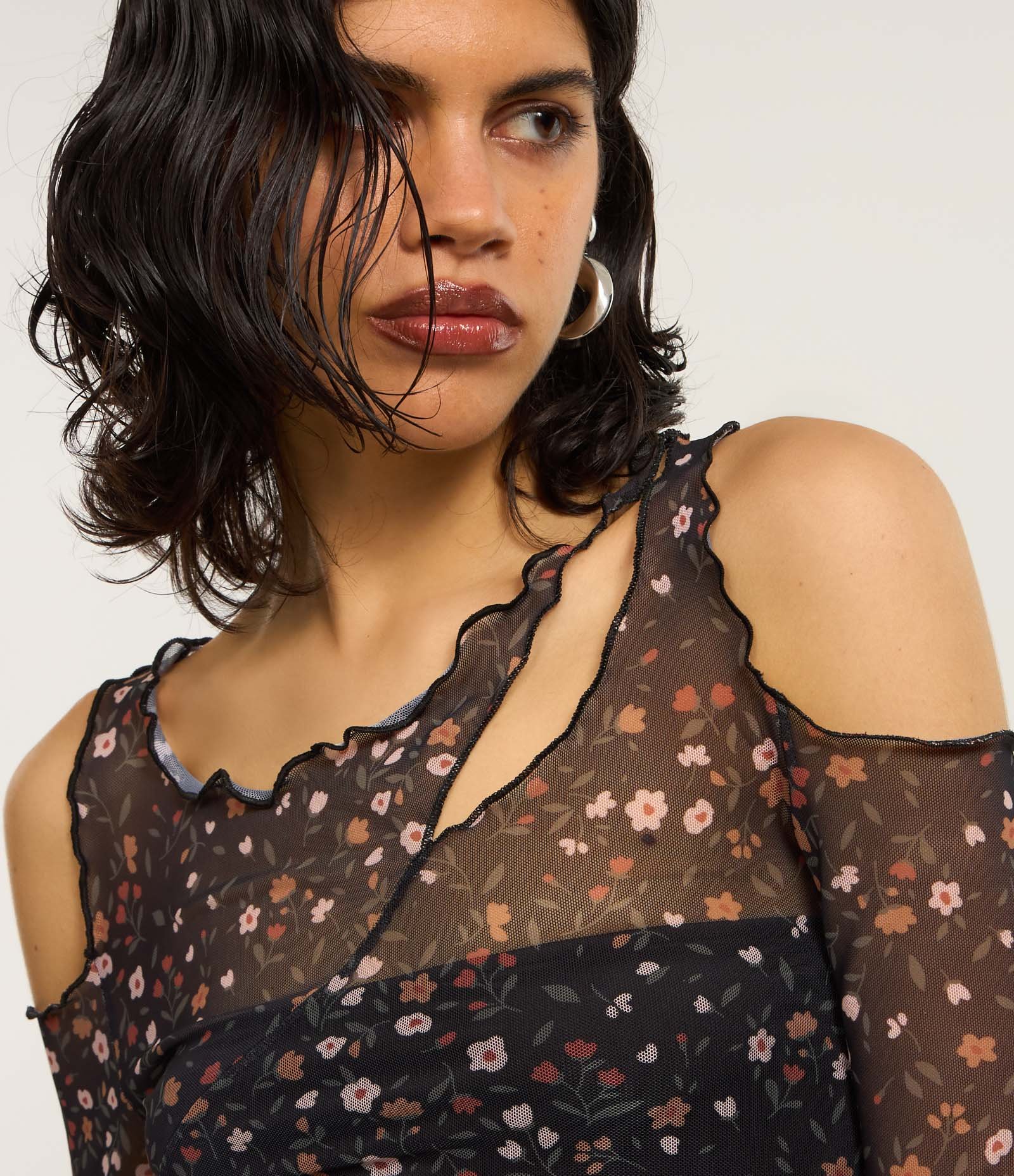 Blusa em Tule Floral com Cut Out e Borda Frufu Preto 3