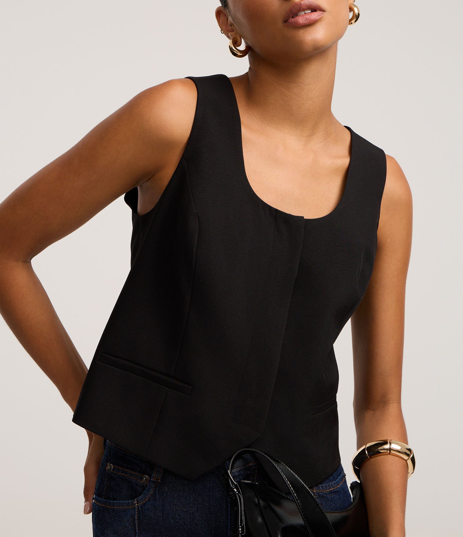 Colete Alfaiatado com Decote Quadrado e Bolsos Fake Preto 4