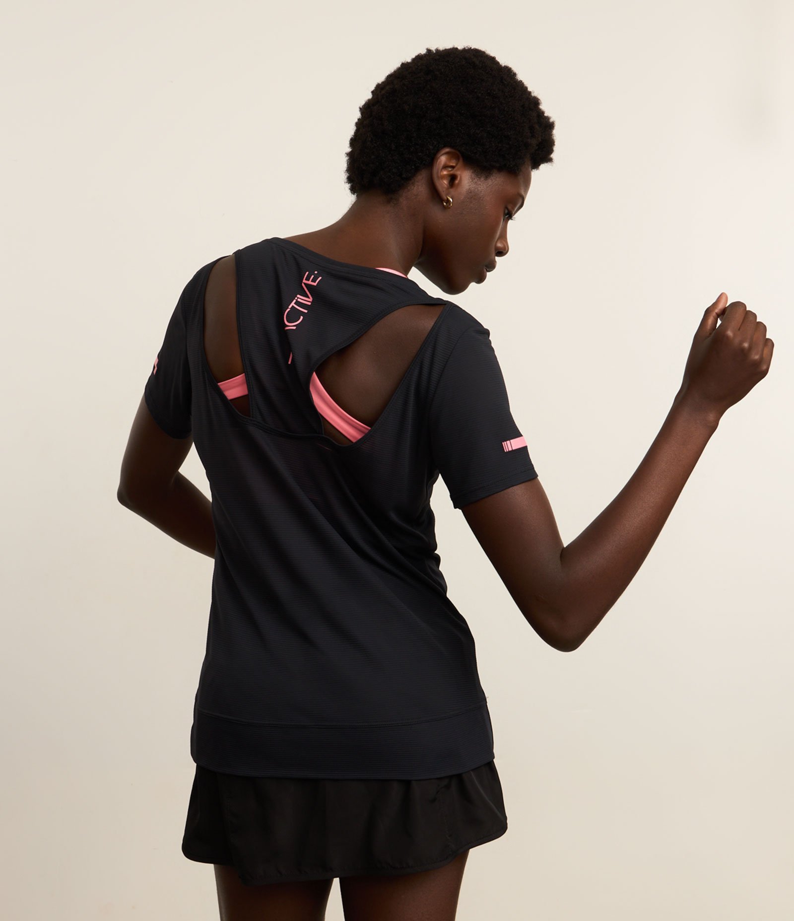 Camiseta Esportiva em Poliamida com Recorte Vazados nas Costas Preto 1