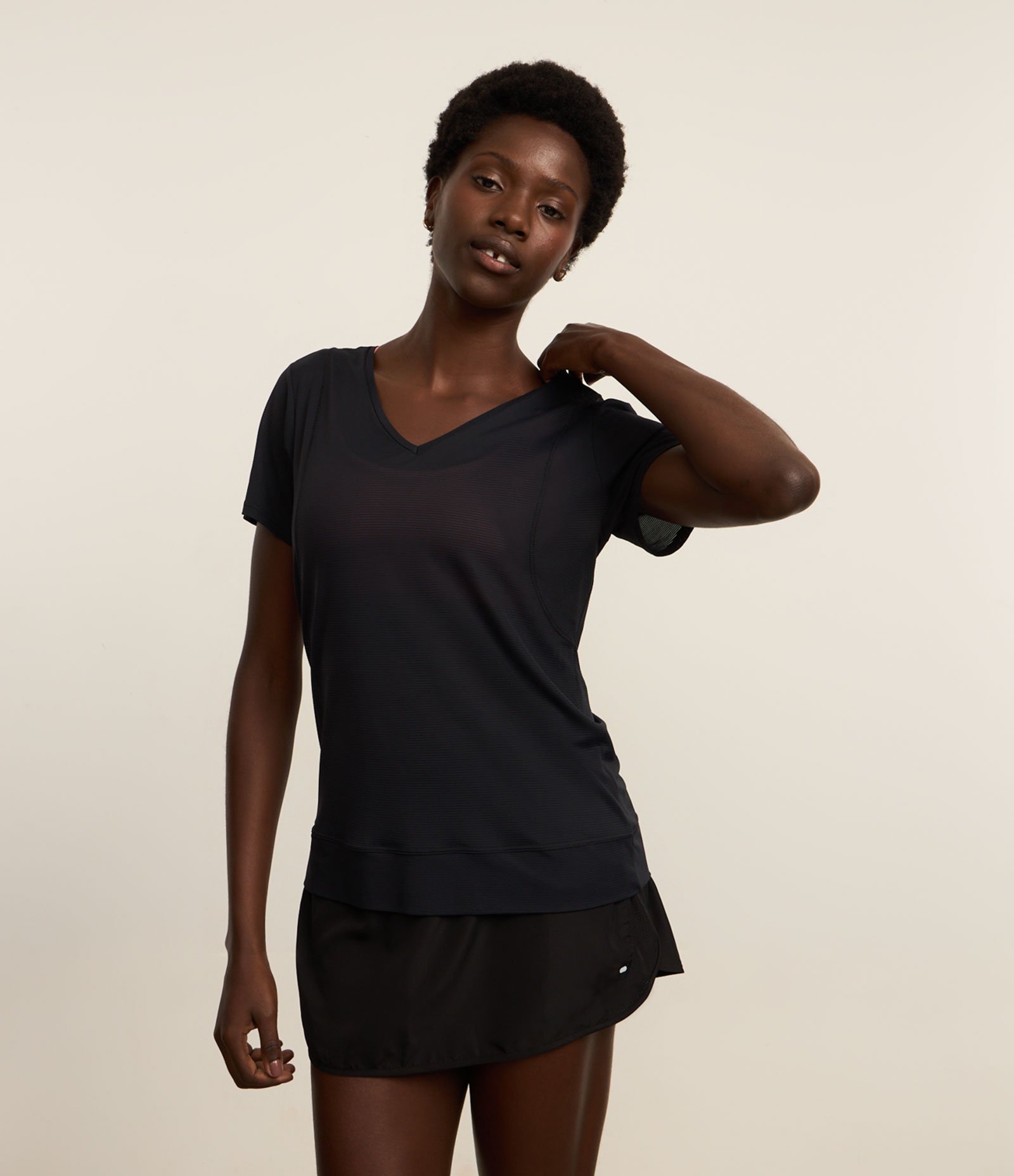 Camiseta Esportiva em Poliamida com Recorte Vazados nas Costas Preto 2