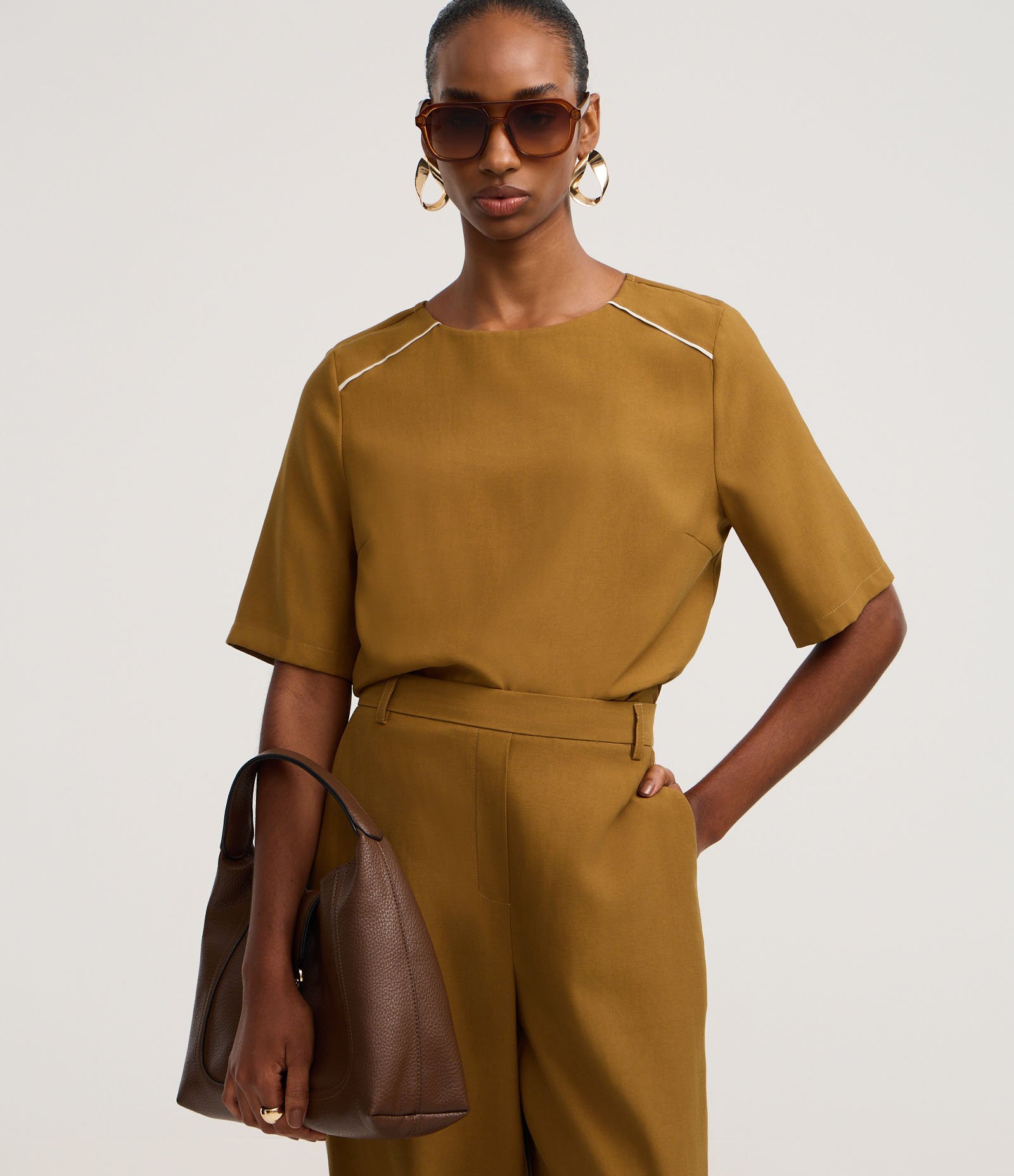 Blusa Alfaiatada em Crepe com Cava Raglan Contrastante Curry 1