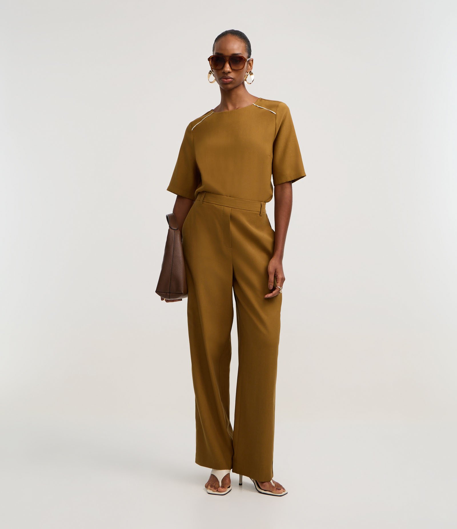 Blusa Alfaiatada em Crepe com Cava Raglan Contrastante Curry 2