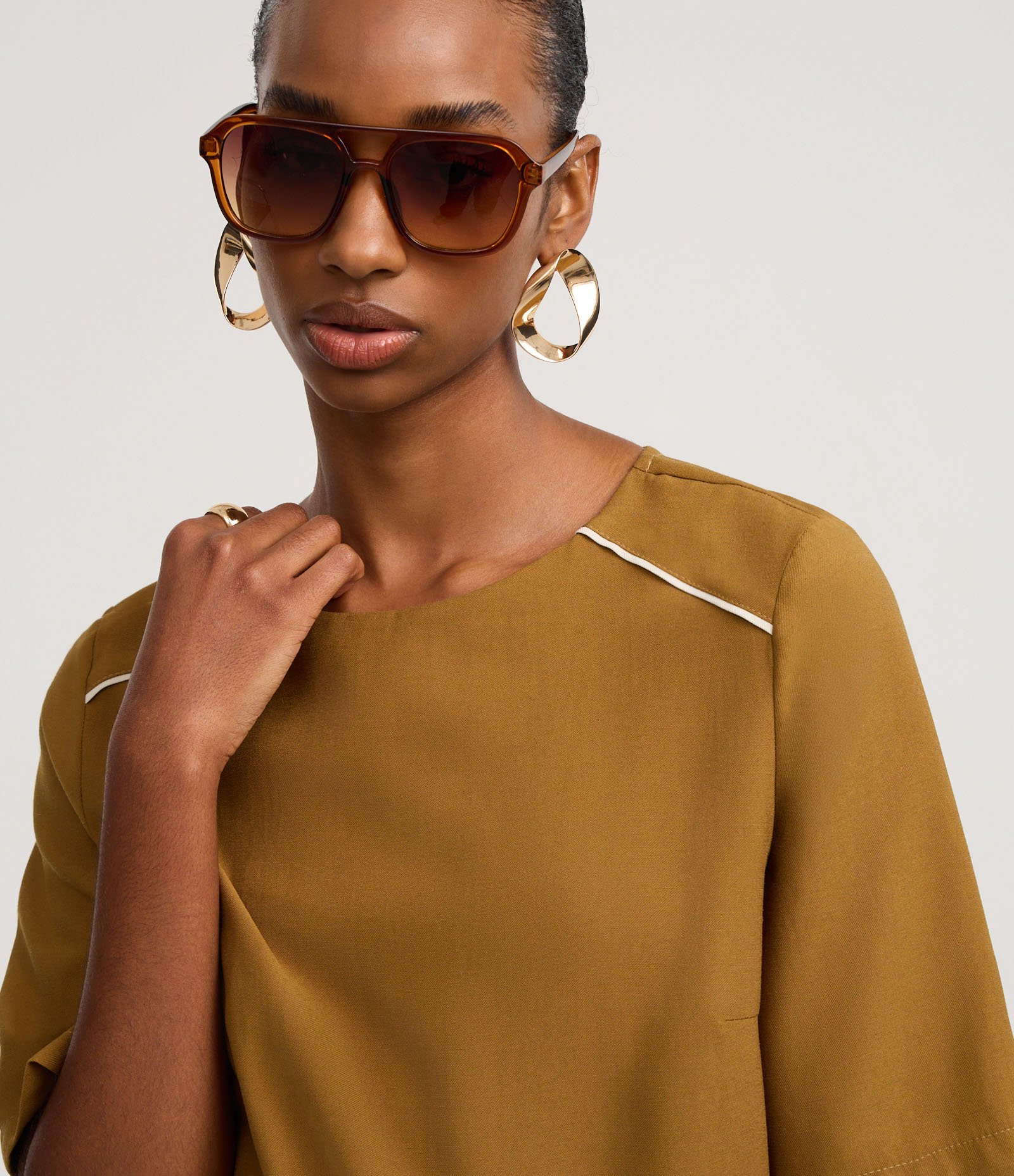 Blusa Alfaiatada em Crepe com Cava Raglan Contrastante Curry 3