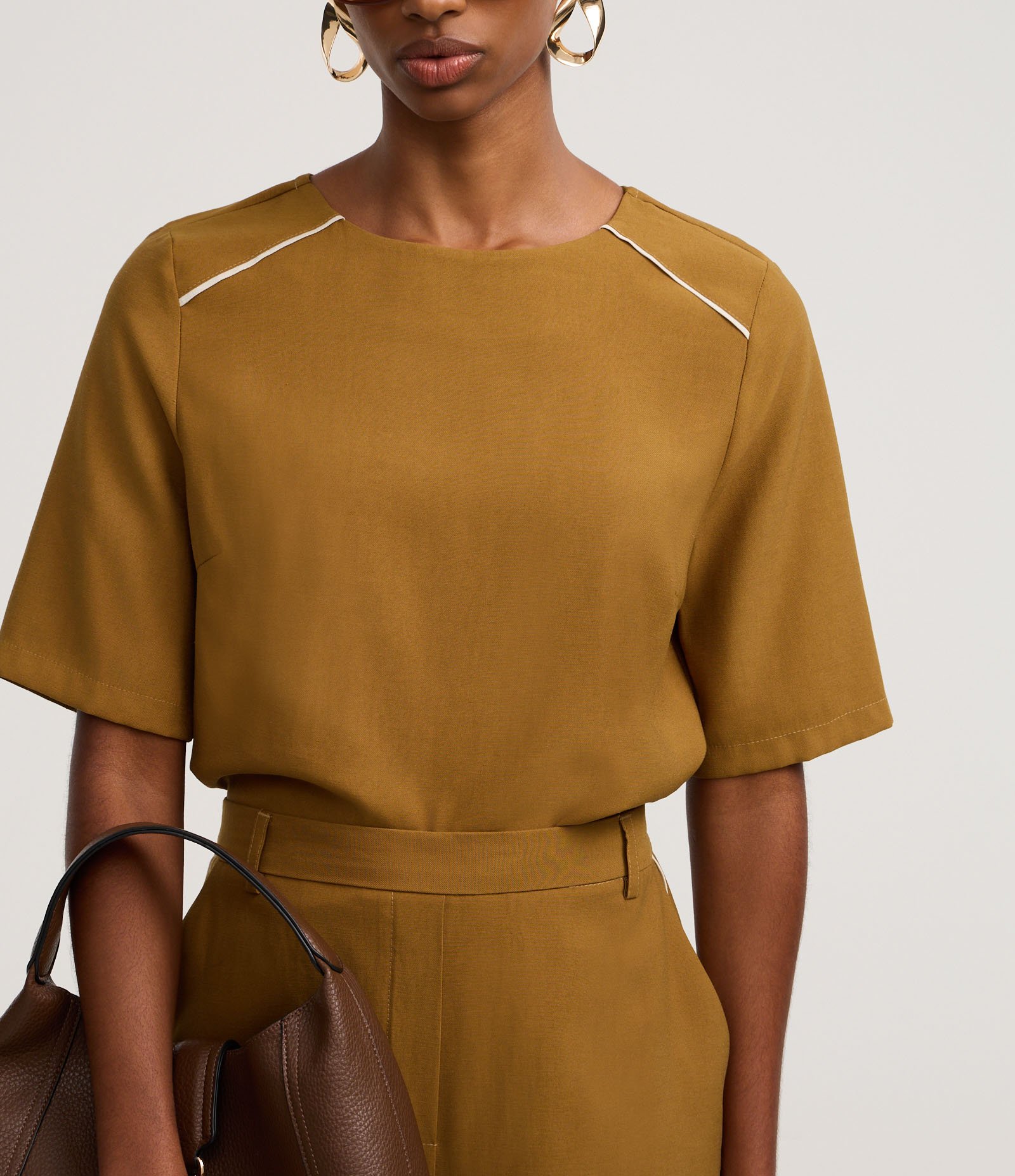 Blusa Alfaiatada em Crepe com Cava Raglan Contrastante Curry 4