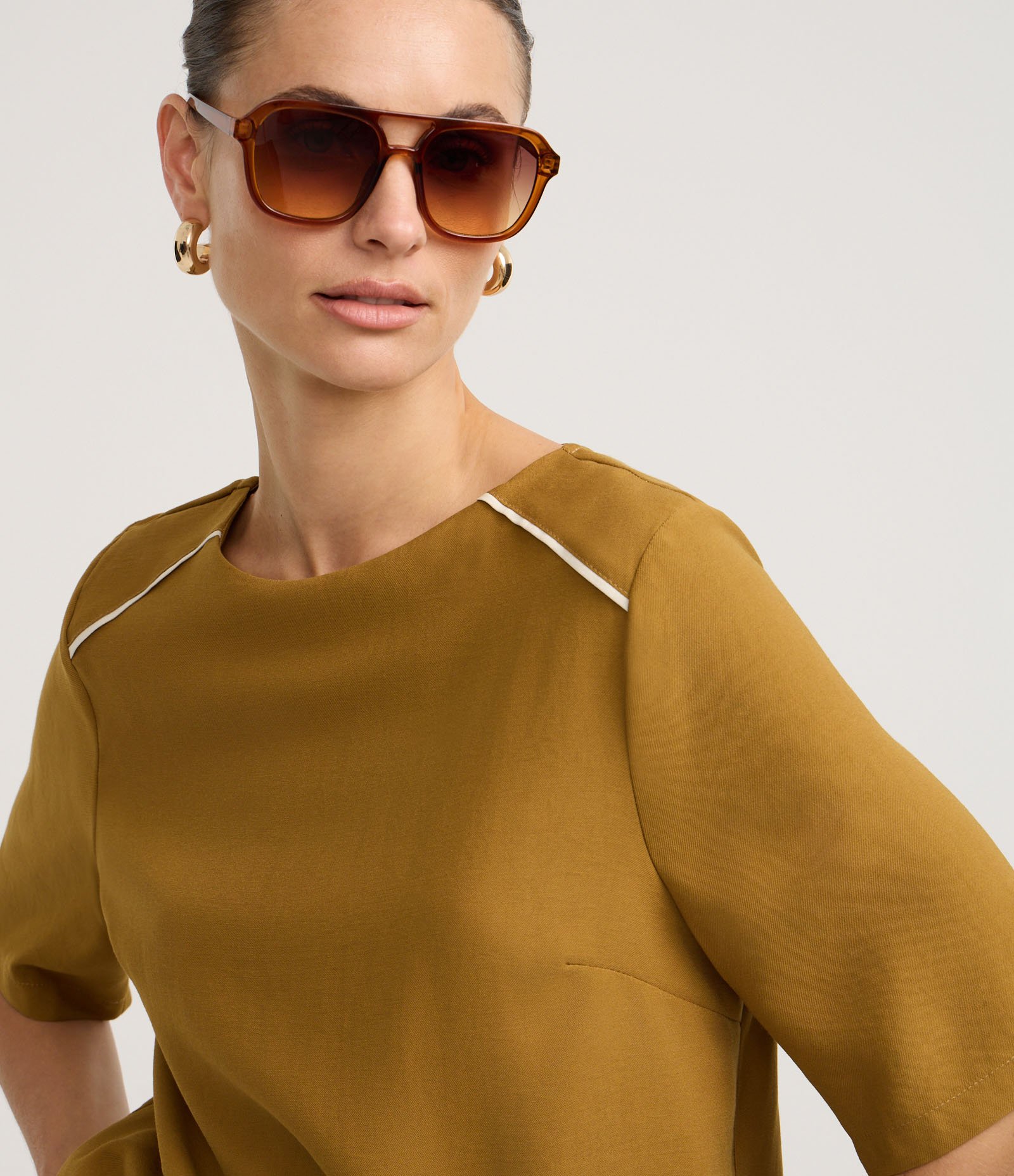 Blusa Alfaiatada em Crepe com Cava Raglan Contrastante Mostarda 3