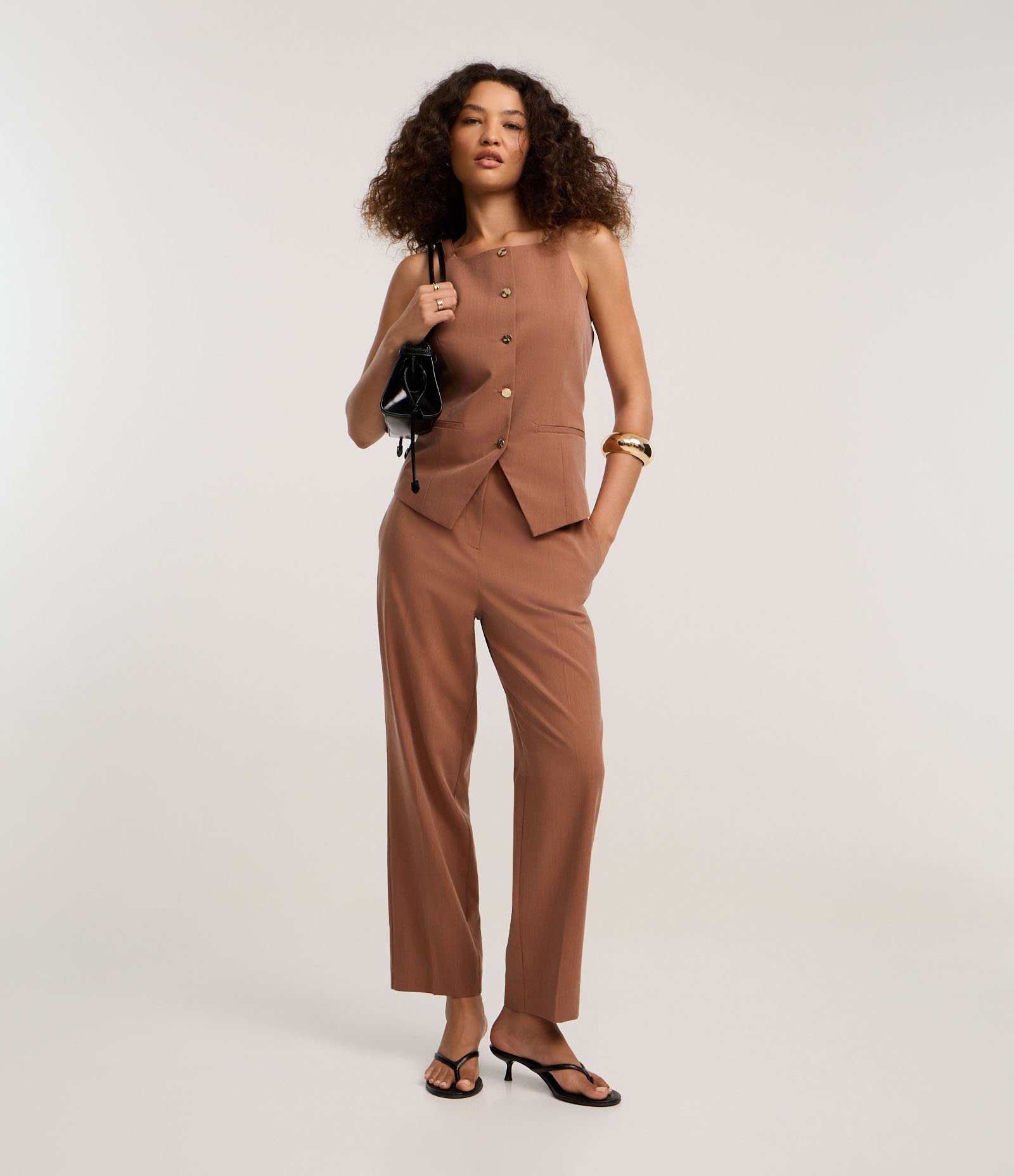 Colete Alfaiatado com Amarração nas Costas e Botões Contrastantes Marrom 2