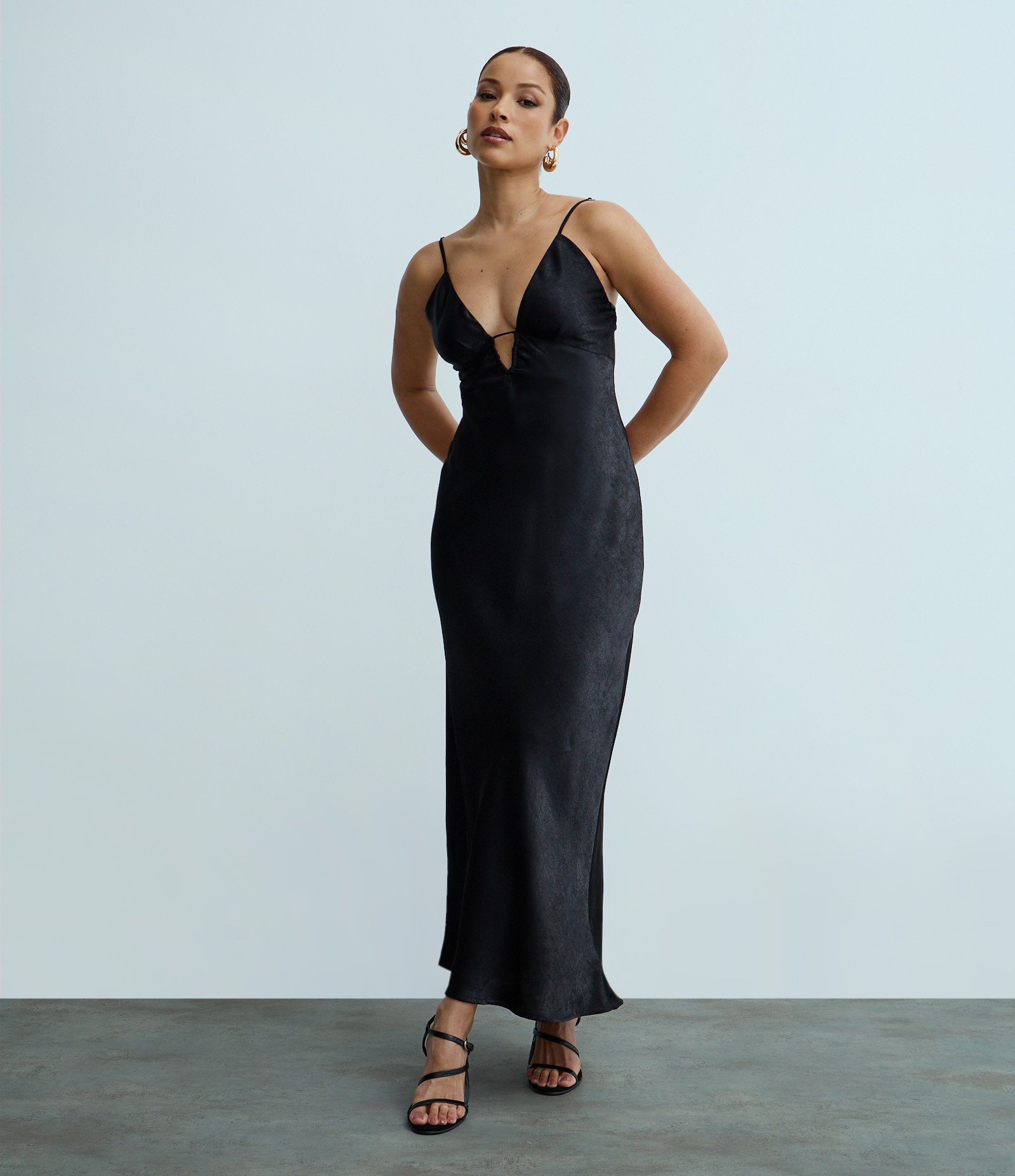 Vestido Sleep Dress New Midi Acetinado com Decote Profundo Preto 1