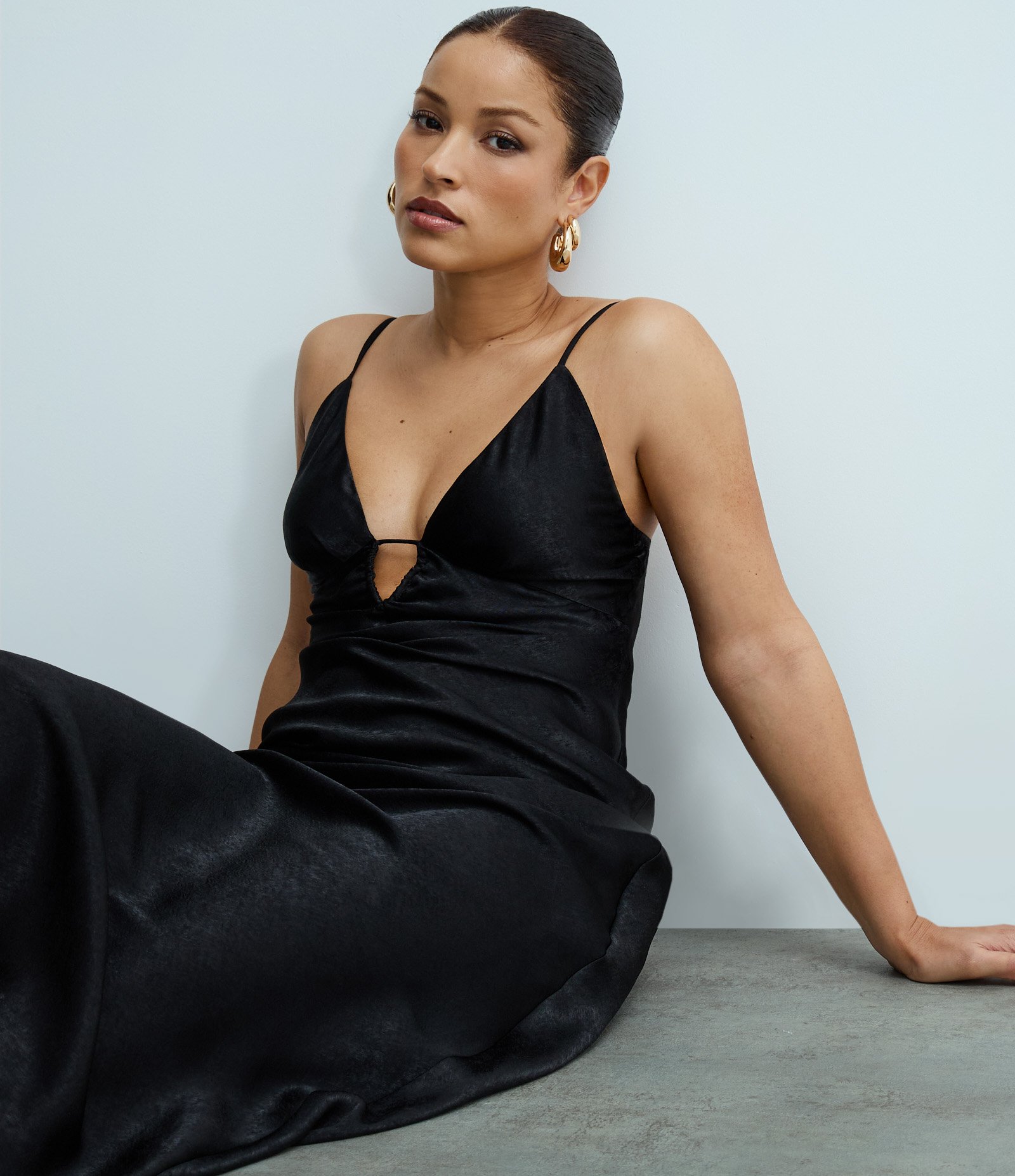 Vestido Sleep Dress New Midi Acetinado com Decote Profundo Preto 4