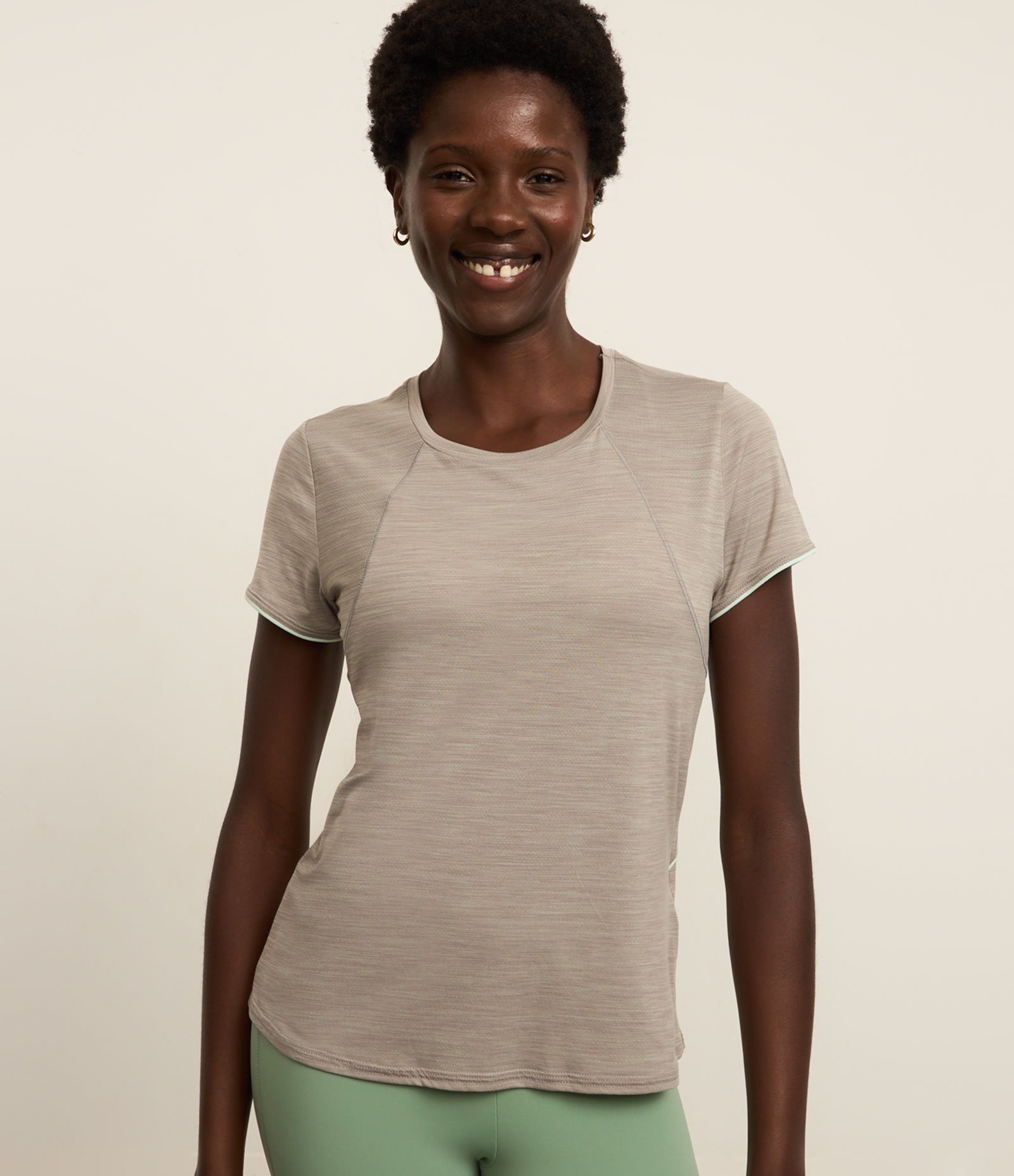 Camiseta Esportiva com Tecnologia Dry e Friso nas Costas Cinza 2