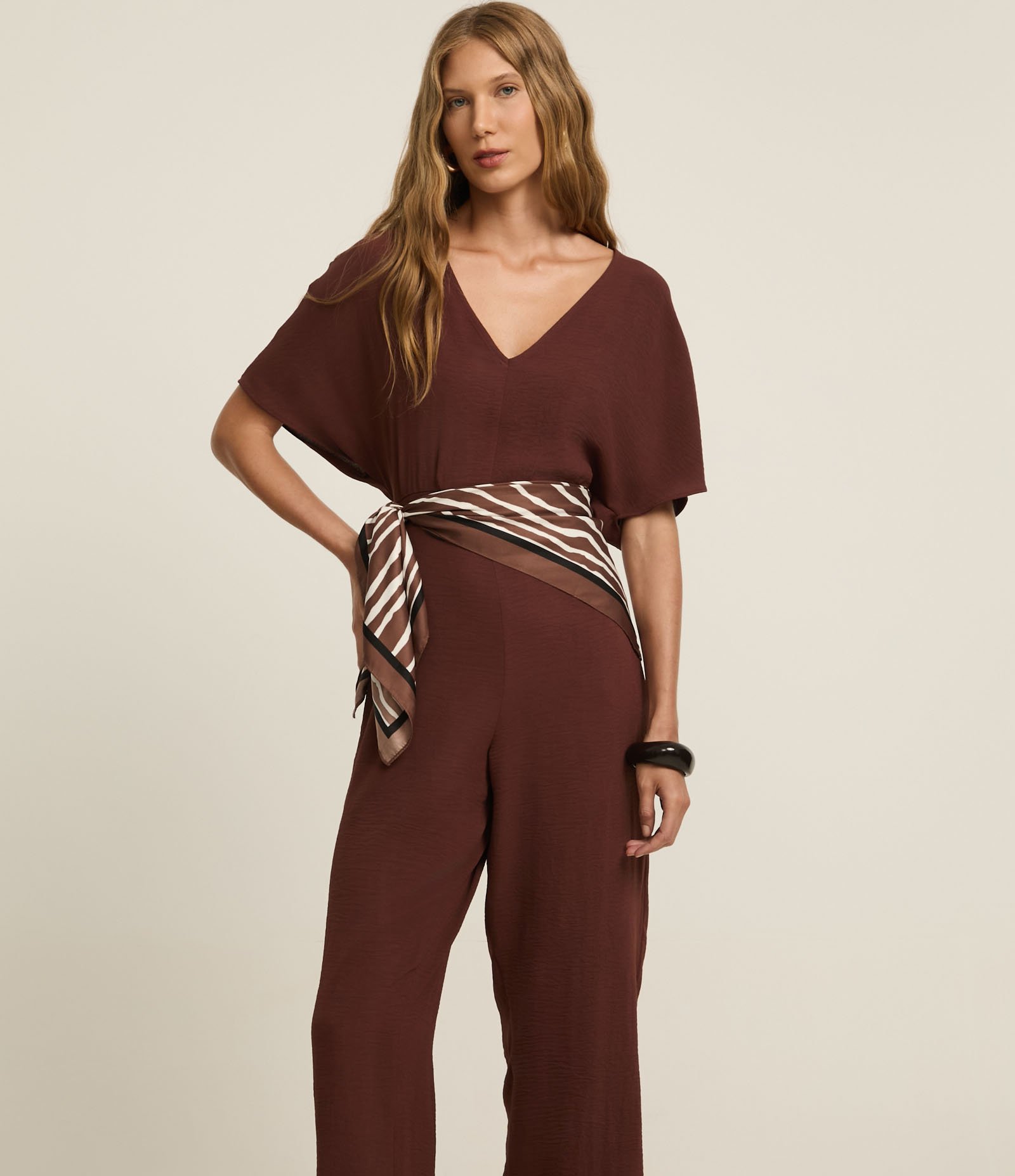 Macacão Pantalona em Crepe com Decote V Marrom 1