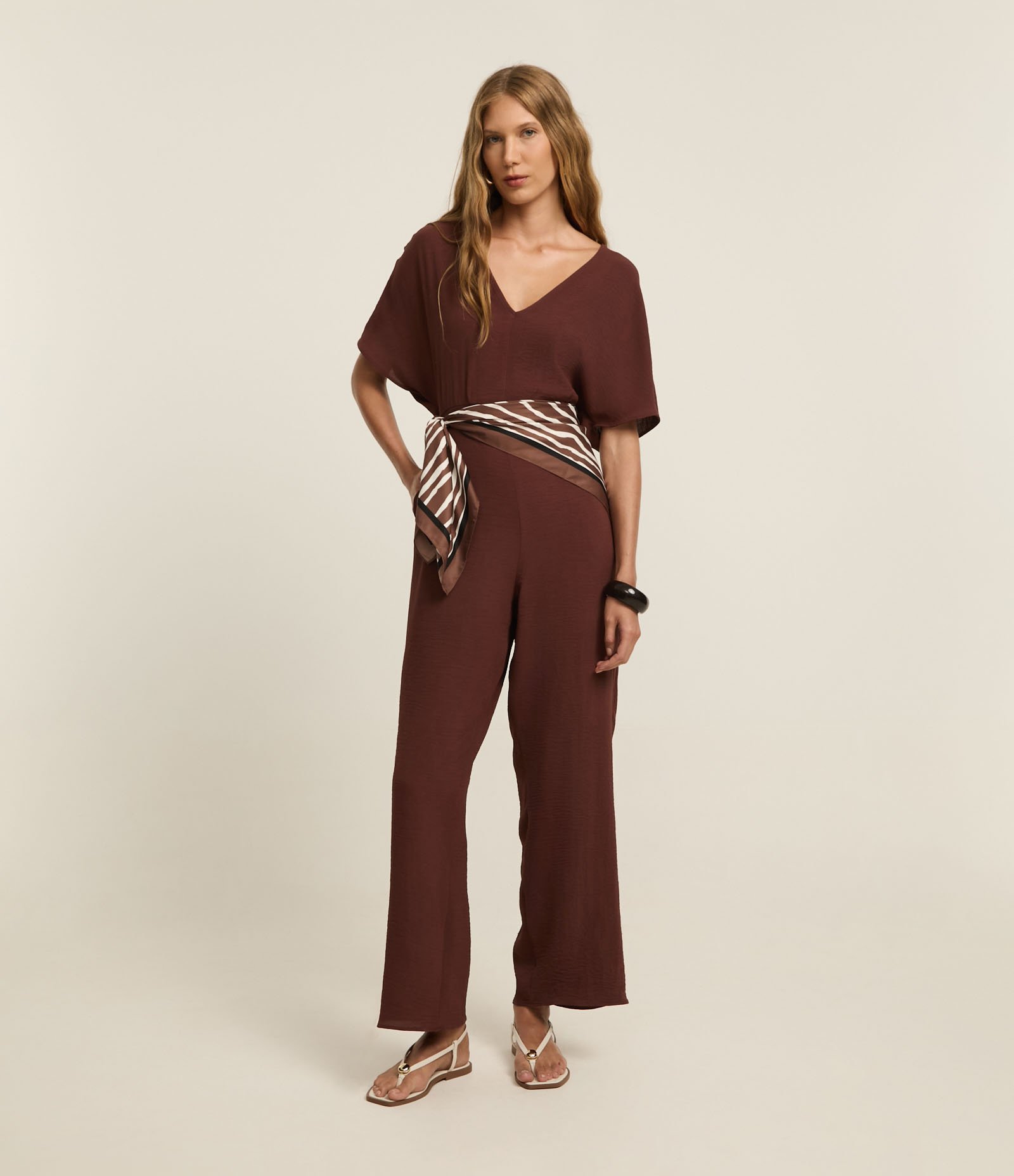 Macacão Pantalona em Crepe com Decote V Marrom 2