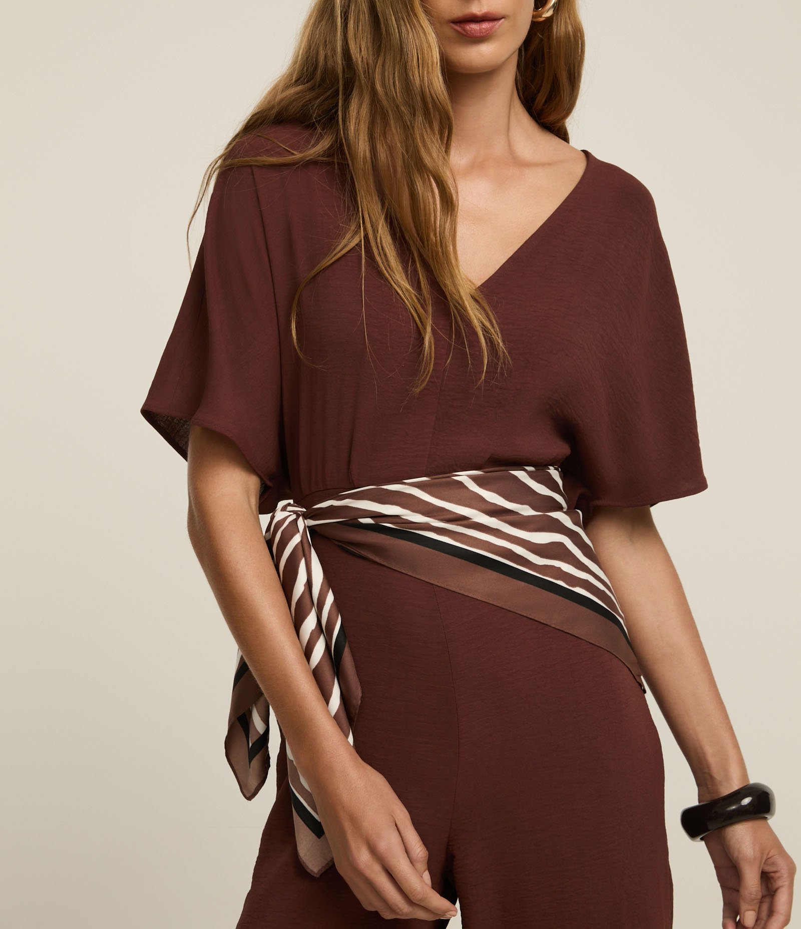 Macacão Pantalona em Crepe com Decote V Marrom 3