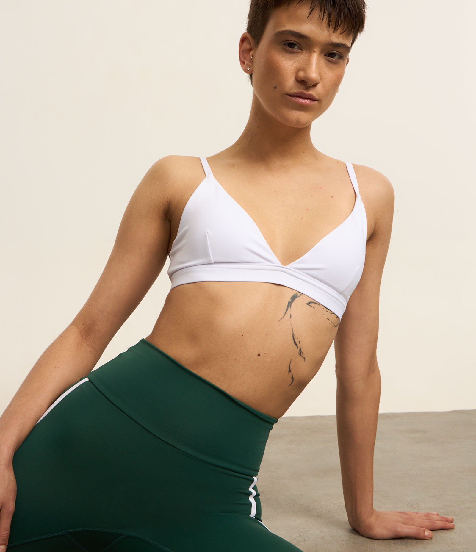 Top Esportivo em Microfibra com Decote V Branco 1