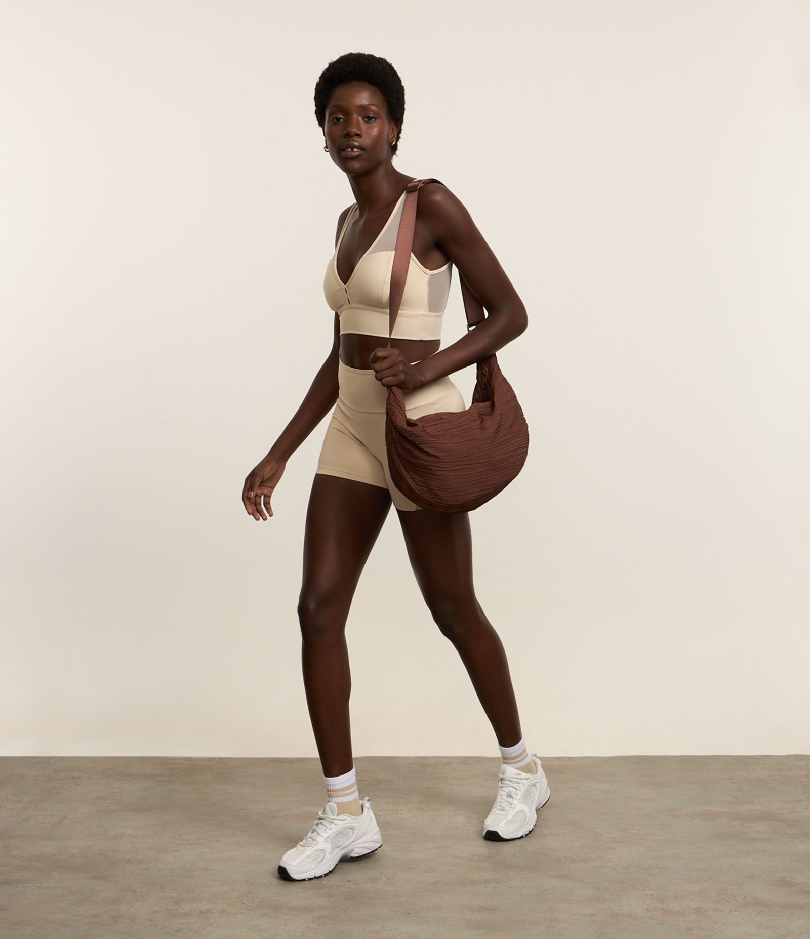 Bermuda Crossfiteira Esportiva em Microfibra com Recortes em Tule e Bolso no Cós Bege 2