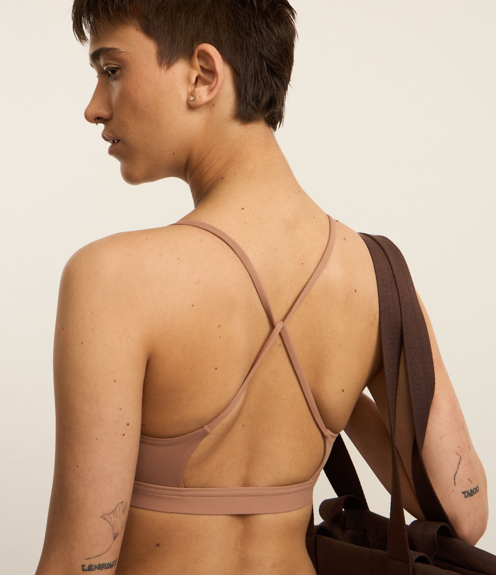 Top Bojo Esportivo em Microfibra com Alças Finas Cruzadas Bege 1