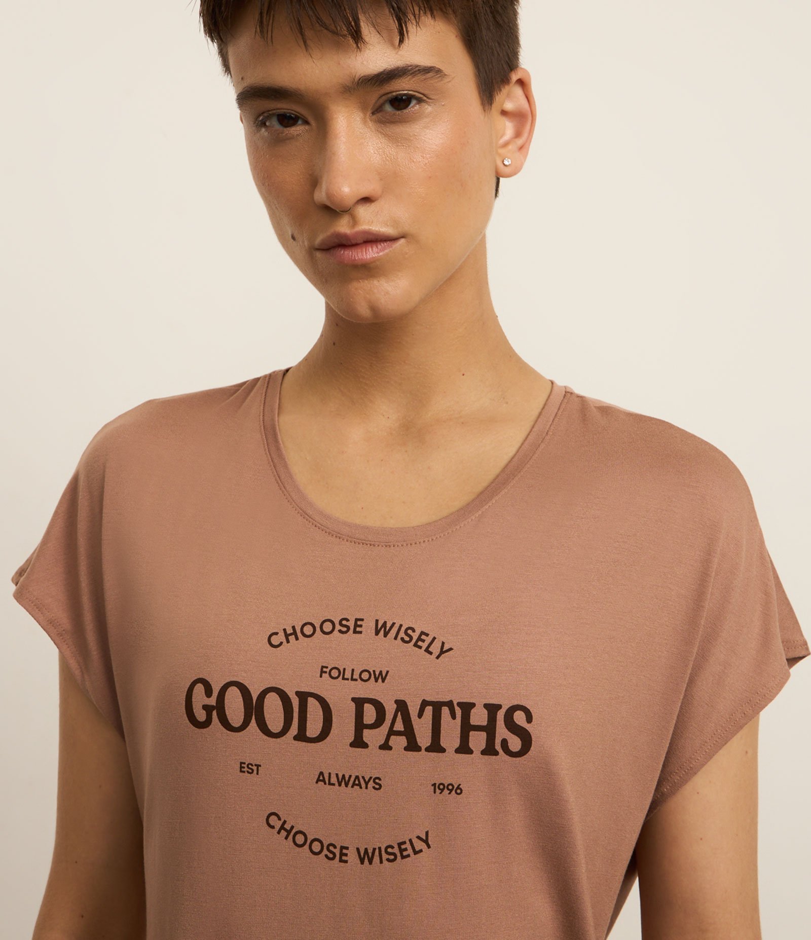 Camiseta Ampla Estampada em Viscose com Estampa Good Paths Marrom 2