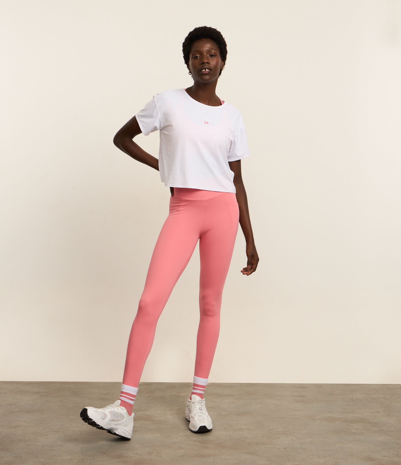 Camiseta Cropped Esportiva em Microfibra Texturizada com Detalhe nas Costas Branco 2