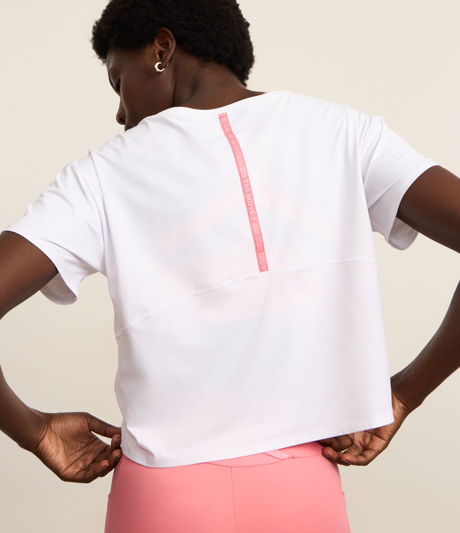 Camiseta Cropped Esportiva em Microfibra Texturizada com Detalhe nas Costas Branco 3