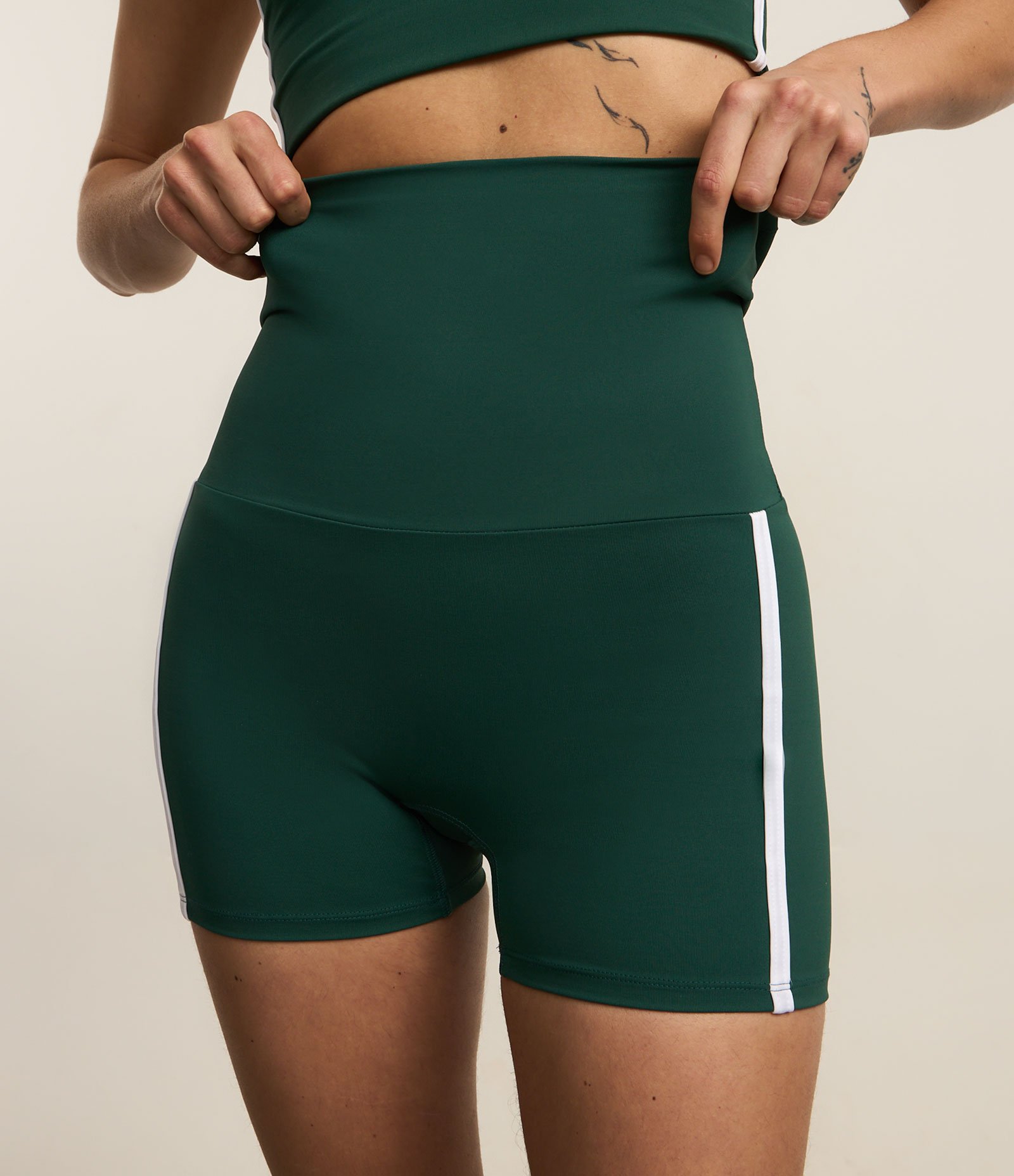 Bermuda Crossfiteira Esportiva com Cós Dobrado e Viés Contrastante Verde 5