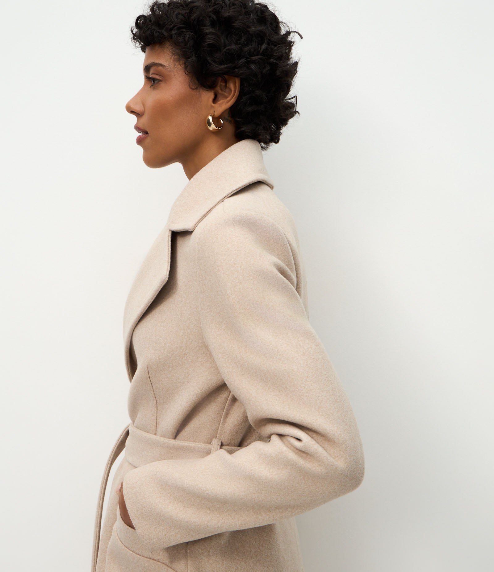 Casaco Alongado em Polivelour com Cinto de Tecido Bege Claro 3