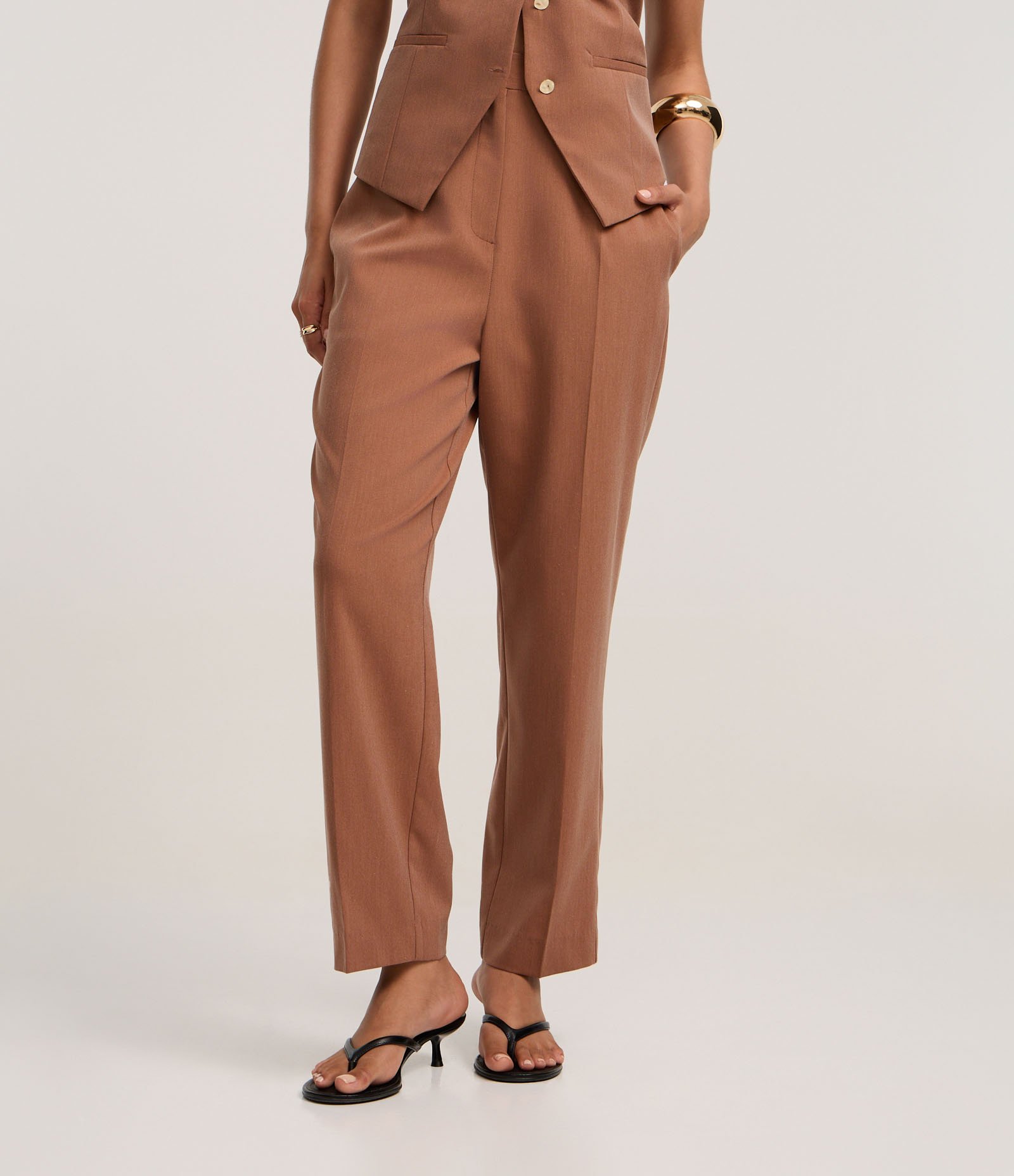 Calça Reta Alfaiatada com Textura e Bolsos Caramelo 3