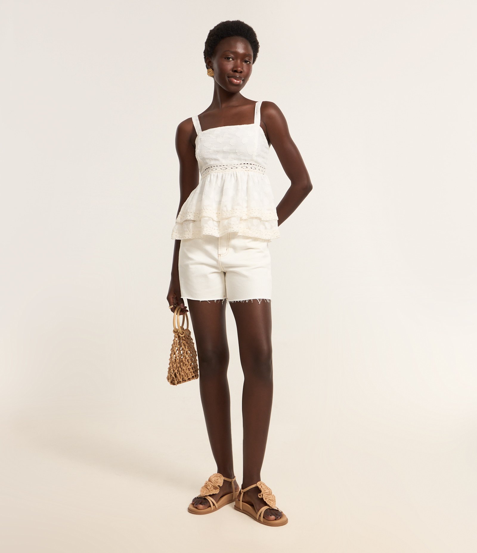 Bermuda Mom Cintura Média em Sarja com Detalhe Bordado Off White 1