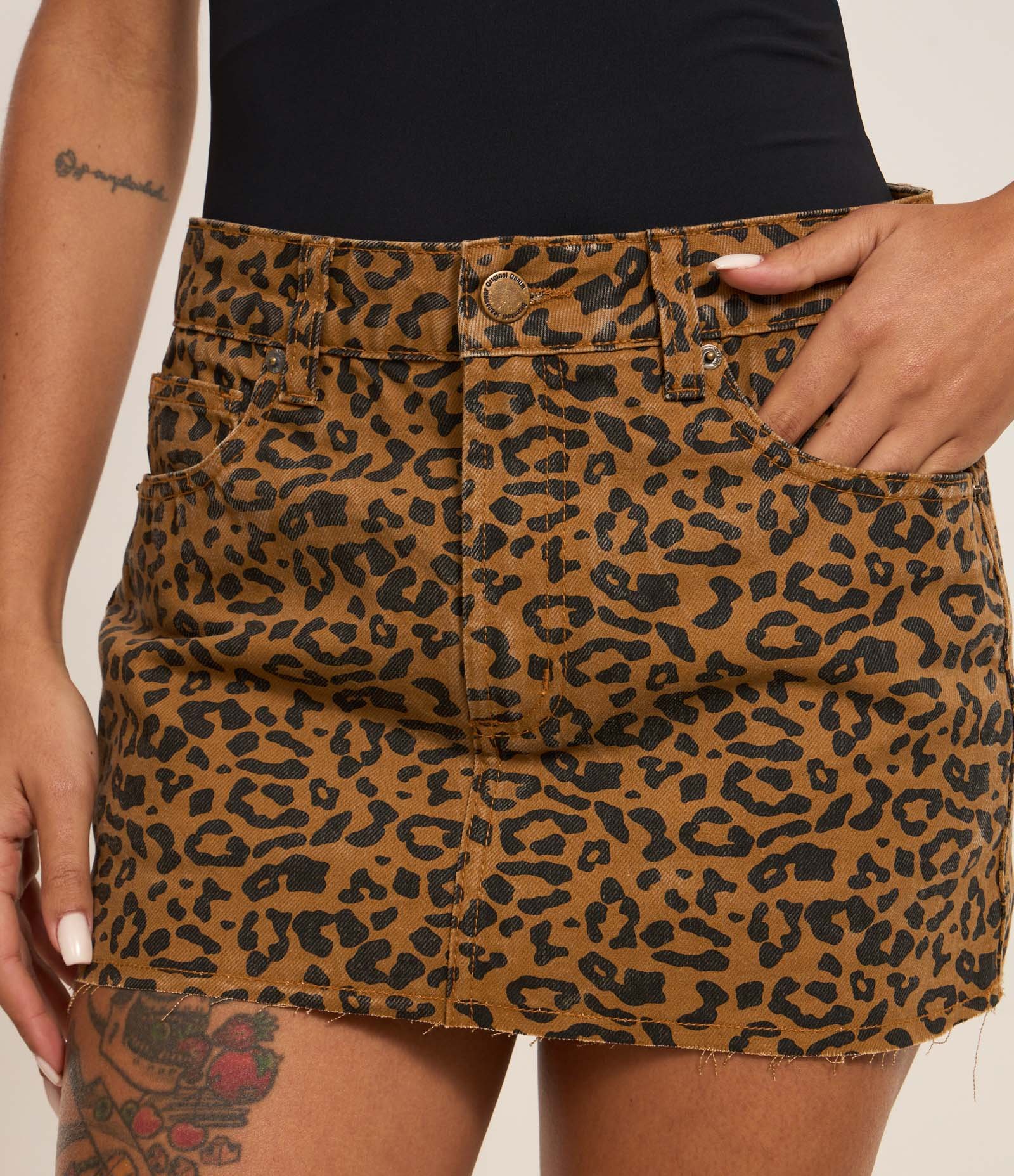 Short Saia em Sarja com Estampa de Onça Marrom 4