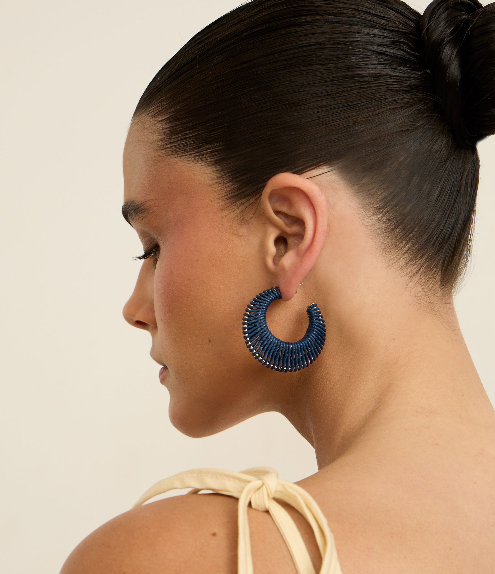 Brinco Argola Médio com Textura Azul 2