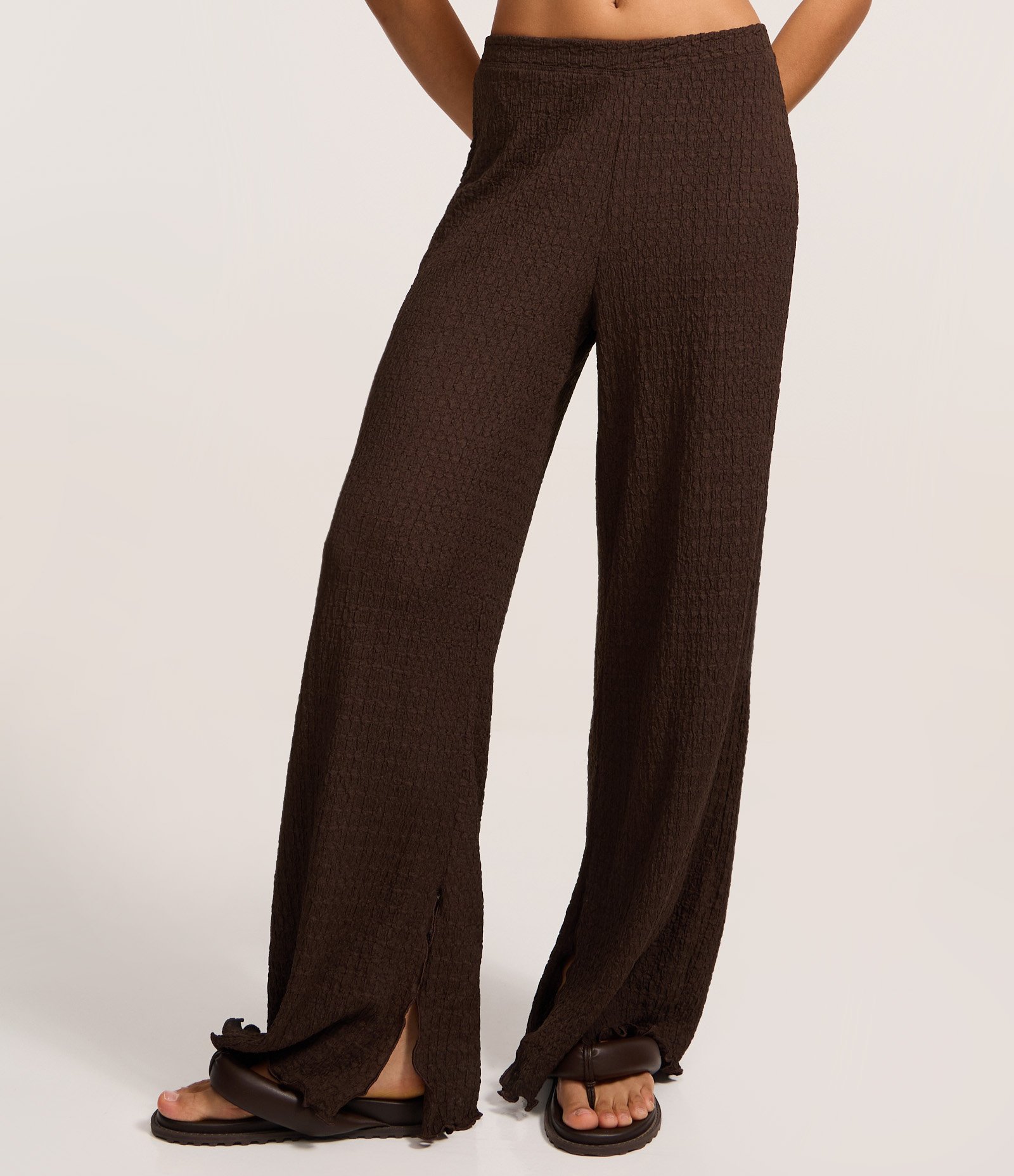 Calça Texturizada com Cós Elásticos Marrom 2