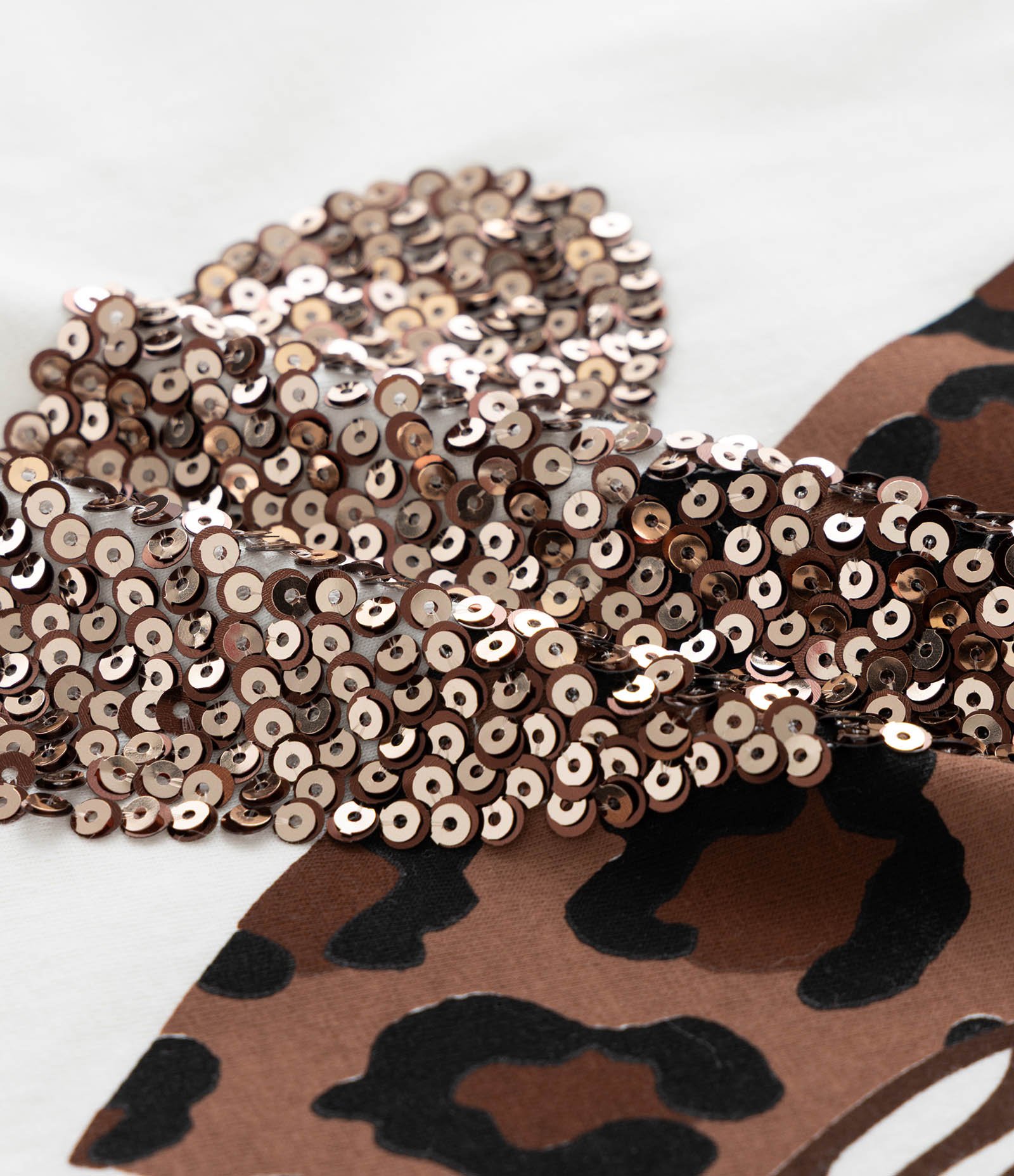 Camiseta com Estampa de Corações Animal Print e Paetês Curve & Plus Size Branco 6