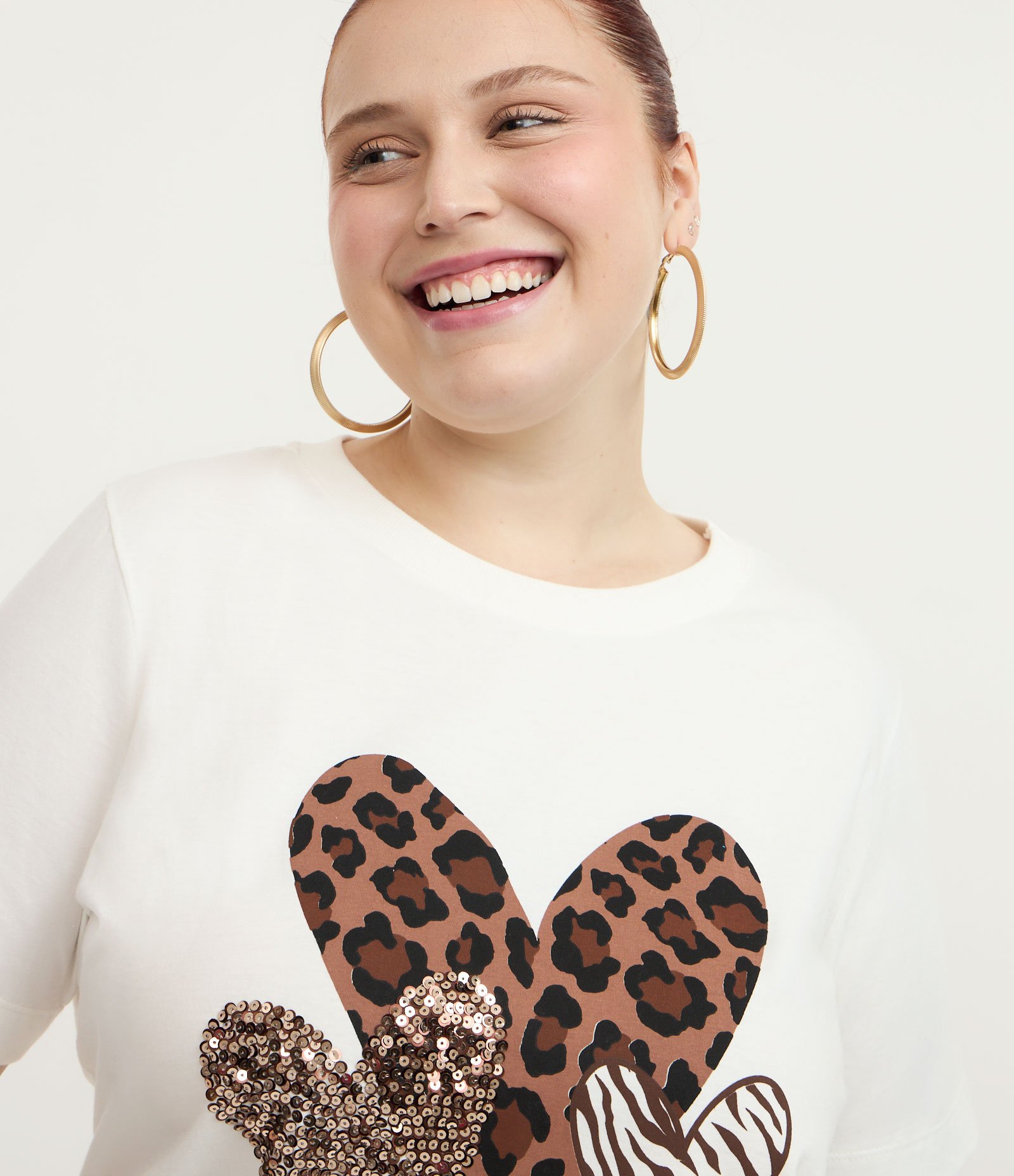 Camiseta com Estampa de Corações Animal Print e Paetês Curve & Plus Size Branco 2