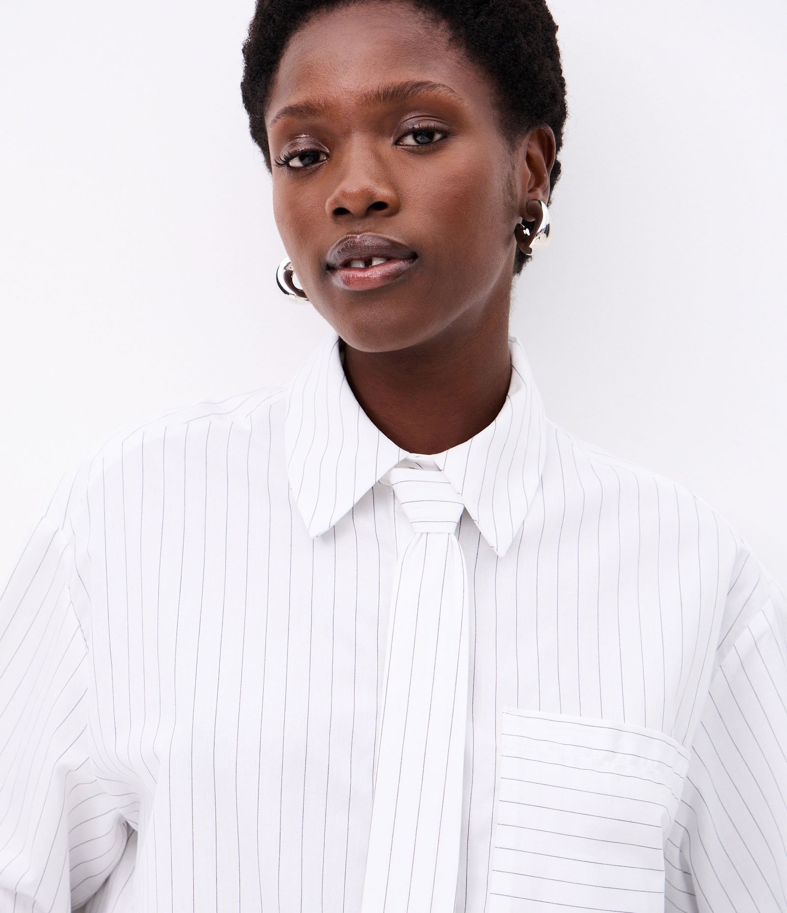 Camisa Maxi Oversized em Tricoline com Gravata e Listras de Fio Tinto Branco 4