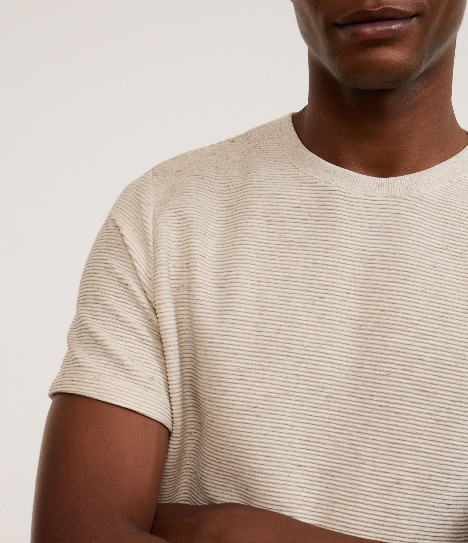 Camiseta Regular em Algodão com Textura Horizontal Bege 3