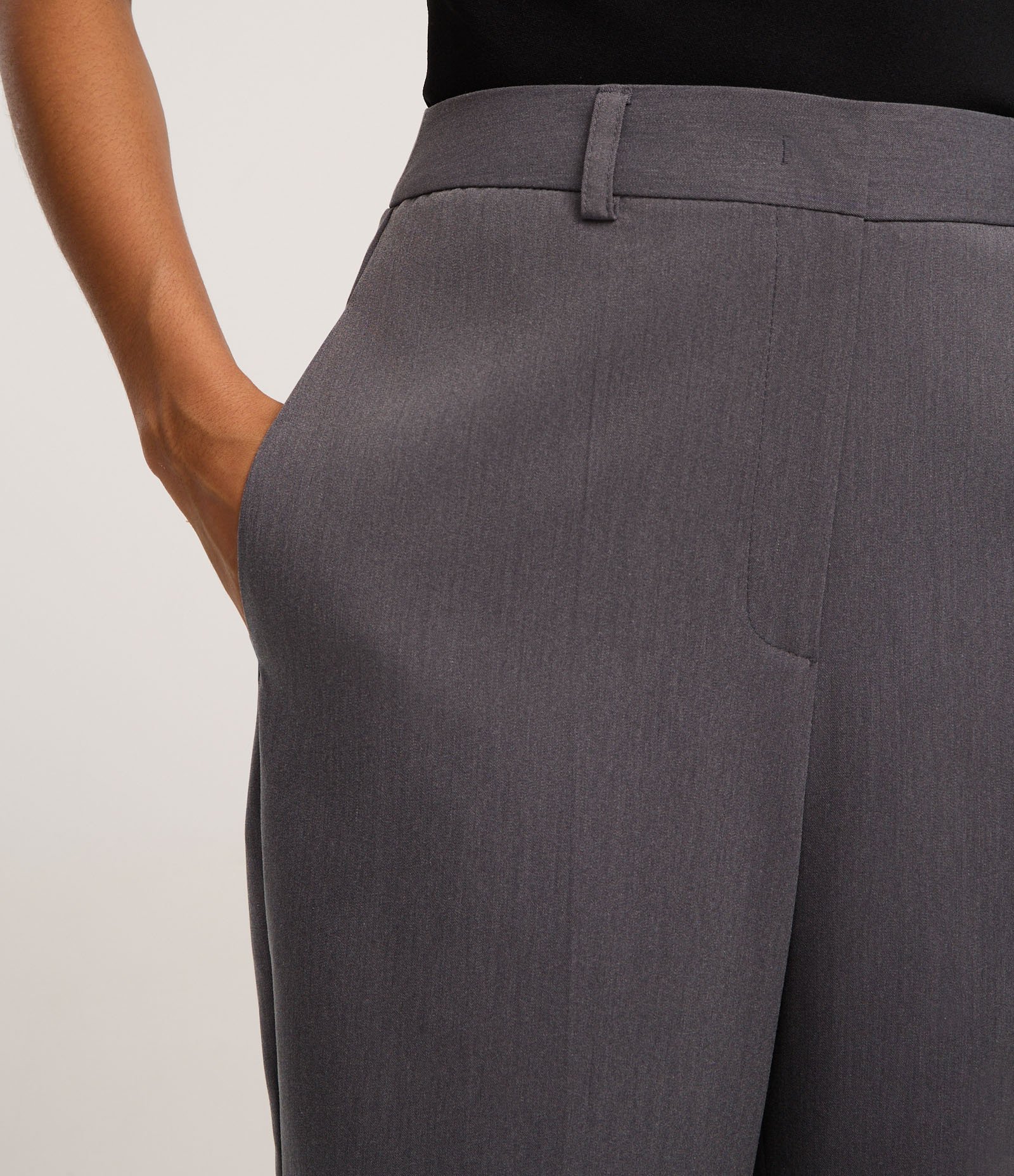 Calça Reta Alfaiatada com Textura e Bolsos Cinza 4