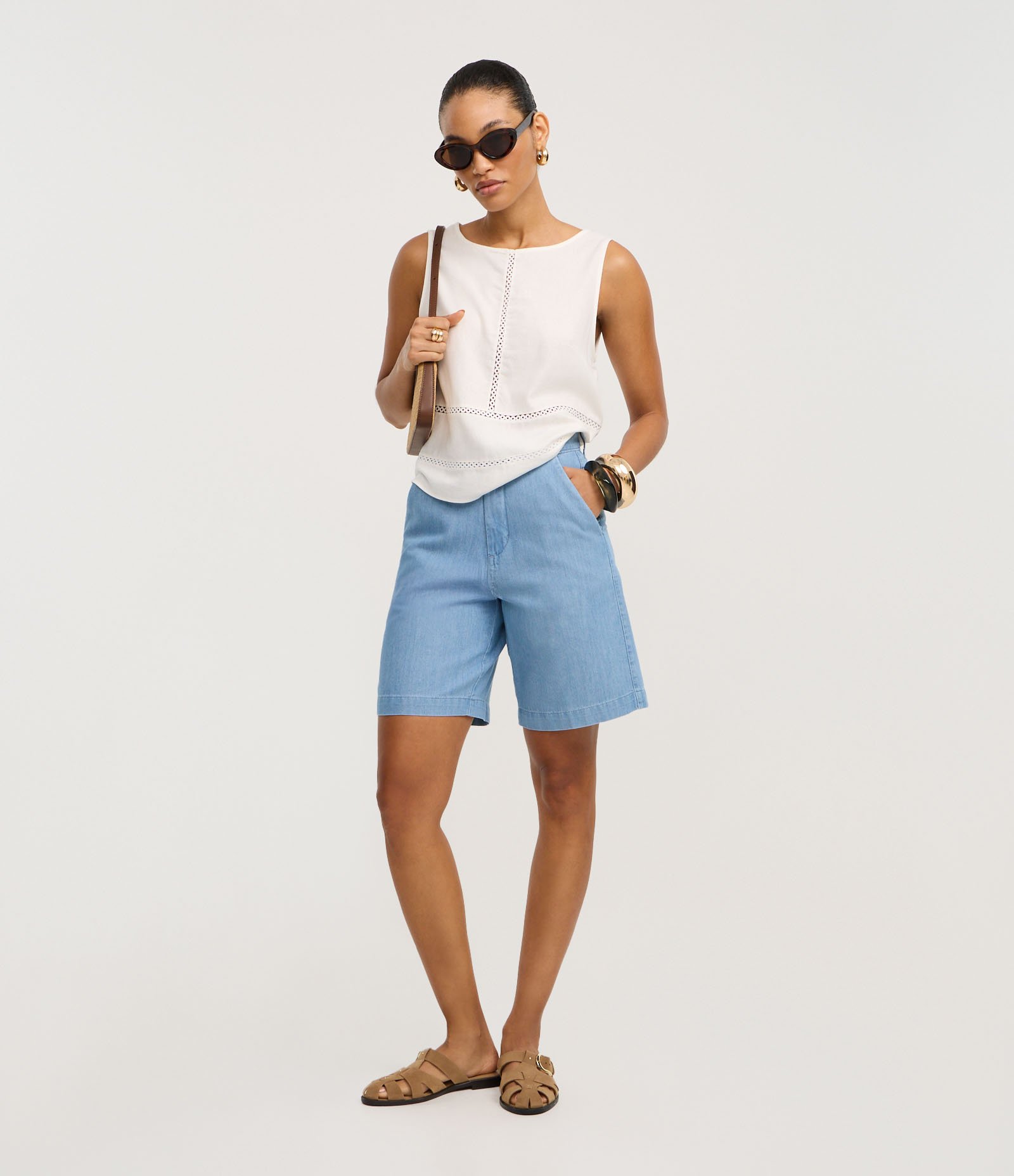 Bermuda Cintura Alta em Jeans com Cós Alfaiatado Claro 1