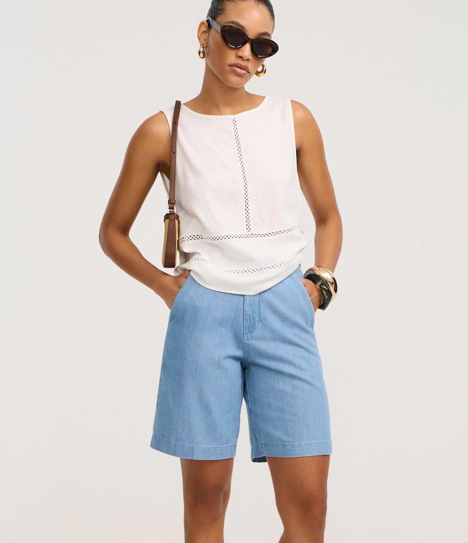 Bermuda Cintura Alta em Jeans com Cós Alfaiatado Claro 2