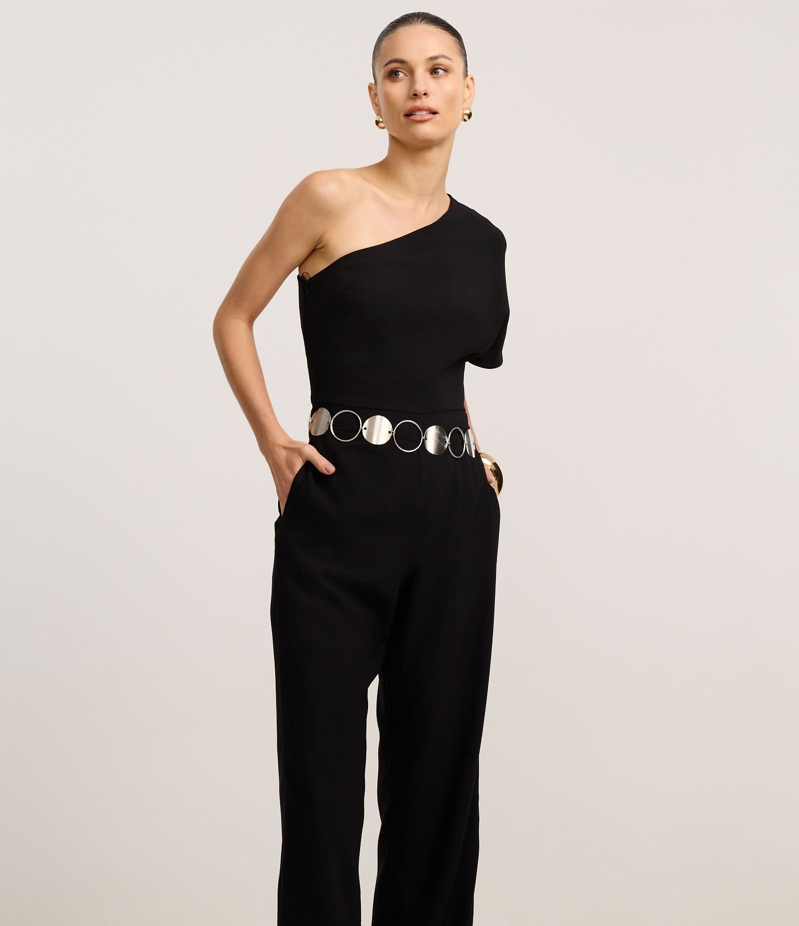 Macacão Alfaiatado com Decote Ombro Só e Passantes Preto 2